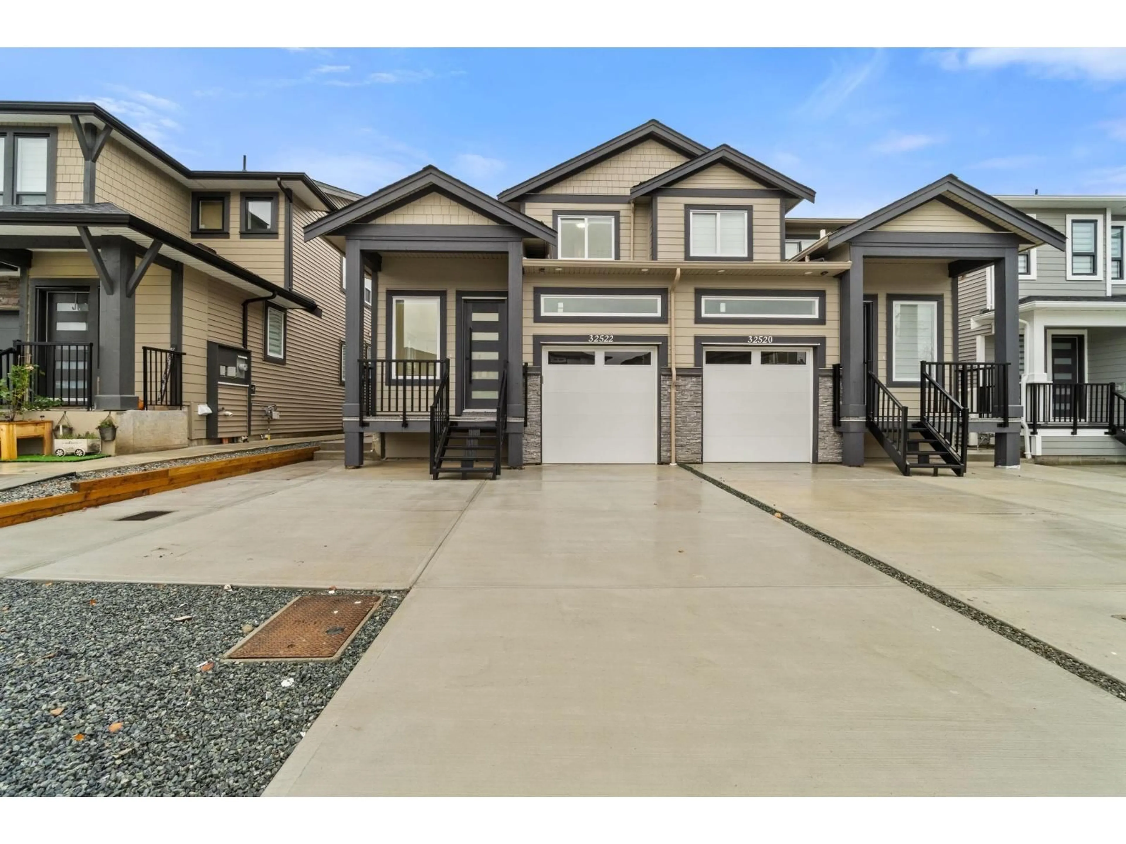 Home with vinyl exterior material, street for 32522 HIGGINBOTTOM COURT, Mission British Columbia V2V2T7
