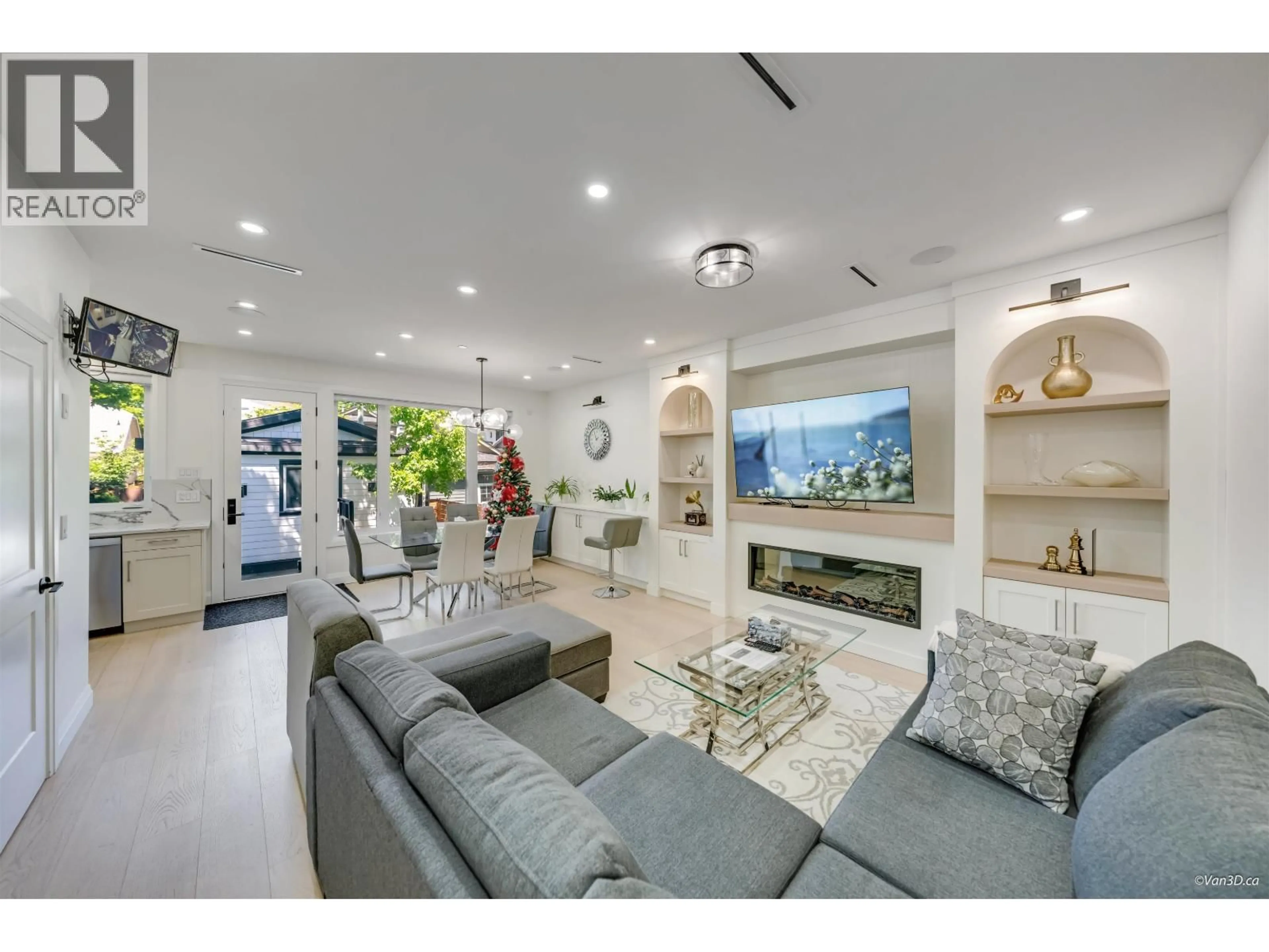 Living room with furniture, ceramic/tile floor for 2 - 683 19TH AVENUE, Vancouver British Columbia V5Z1W9
