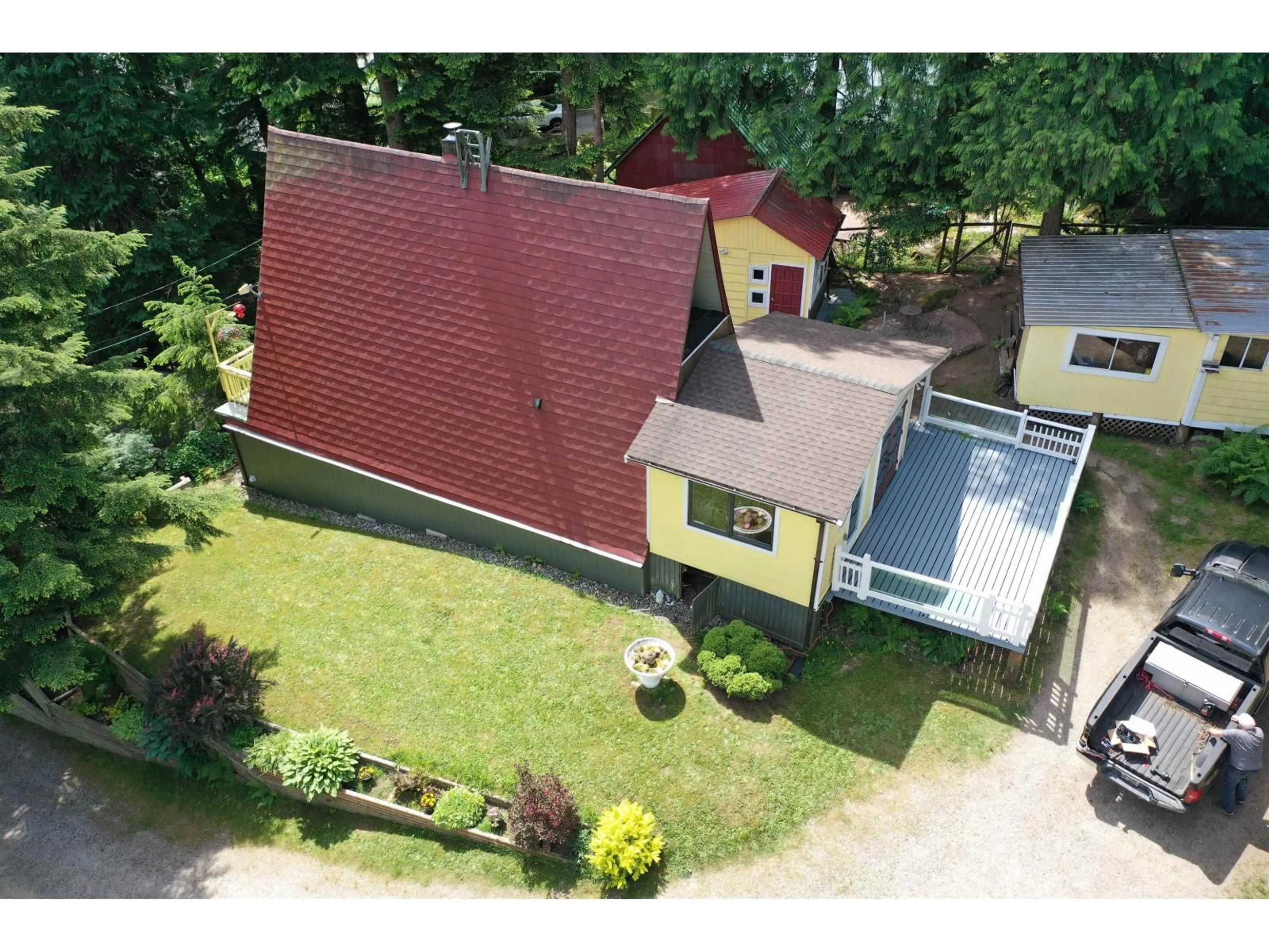 A pic from outside/outdoor area/front of a property/back of a property/a pic from drone, street for 19393 SILVER SKAGIT ROAD, Hope British Columbia V0X1L2