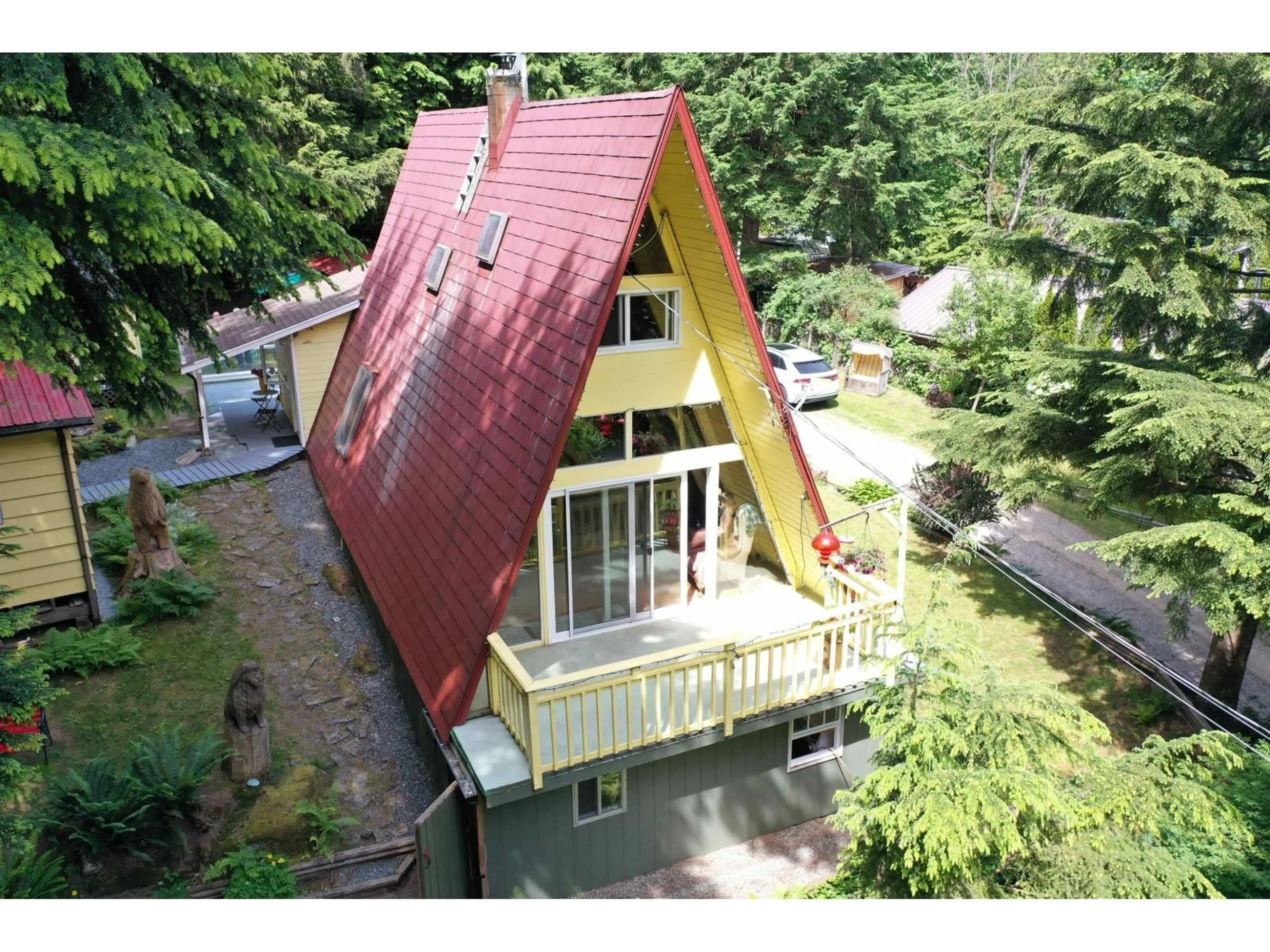 A pic from outside/outdoor area/front of a property/back of a property/a pic from drone, building for 19393 SILVER SKAGIT ROAD, Hope British Columbia V0X1L2