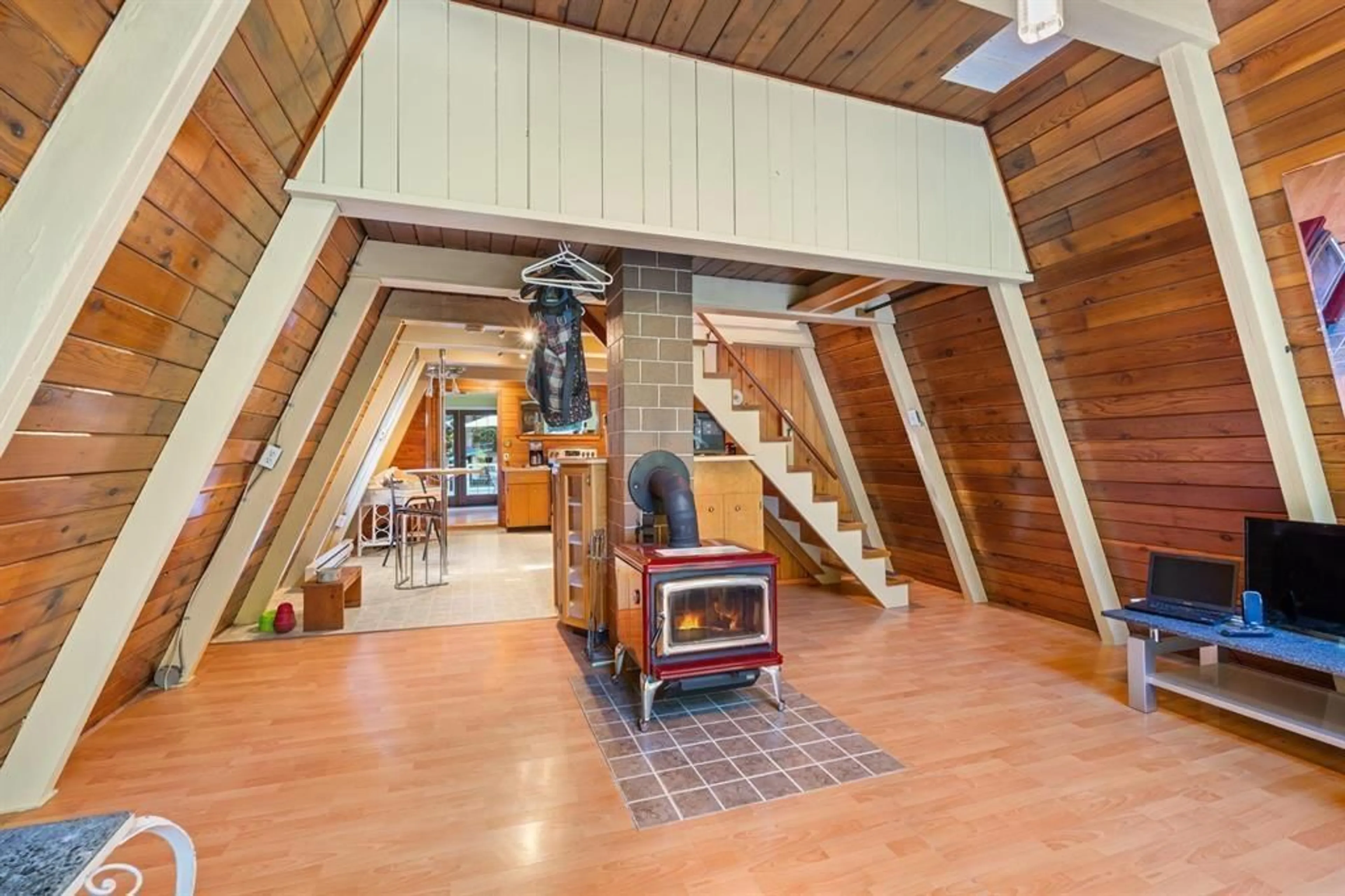 Indoor foyer for 19393 SILVER SKAGIT ROAD, Hope British Columbia V0X1L2