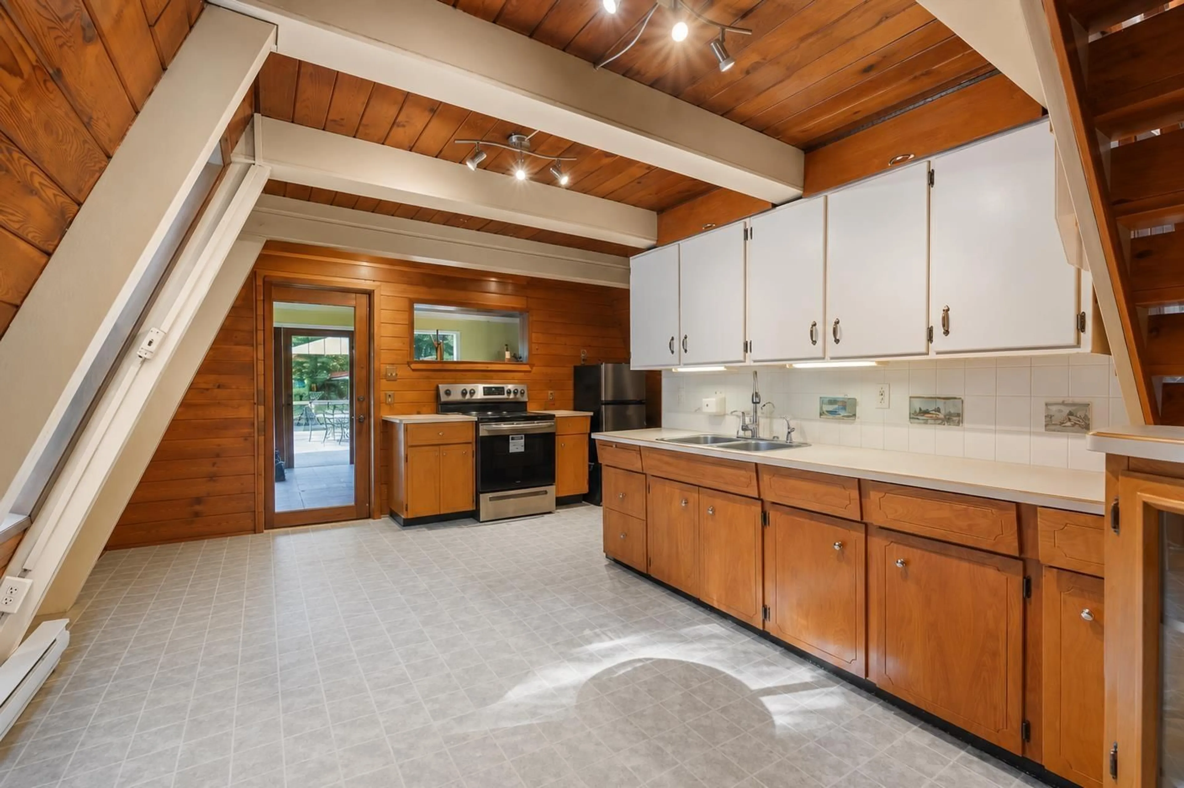 Open concept kitchen, ceramic/tile floor for 19393 SILVER SKAGIT ROAD, Hope British Columbia V0X1L2