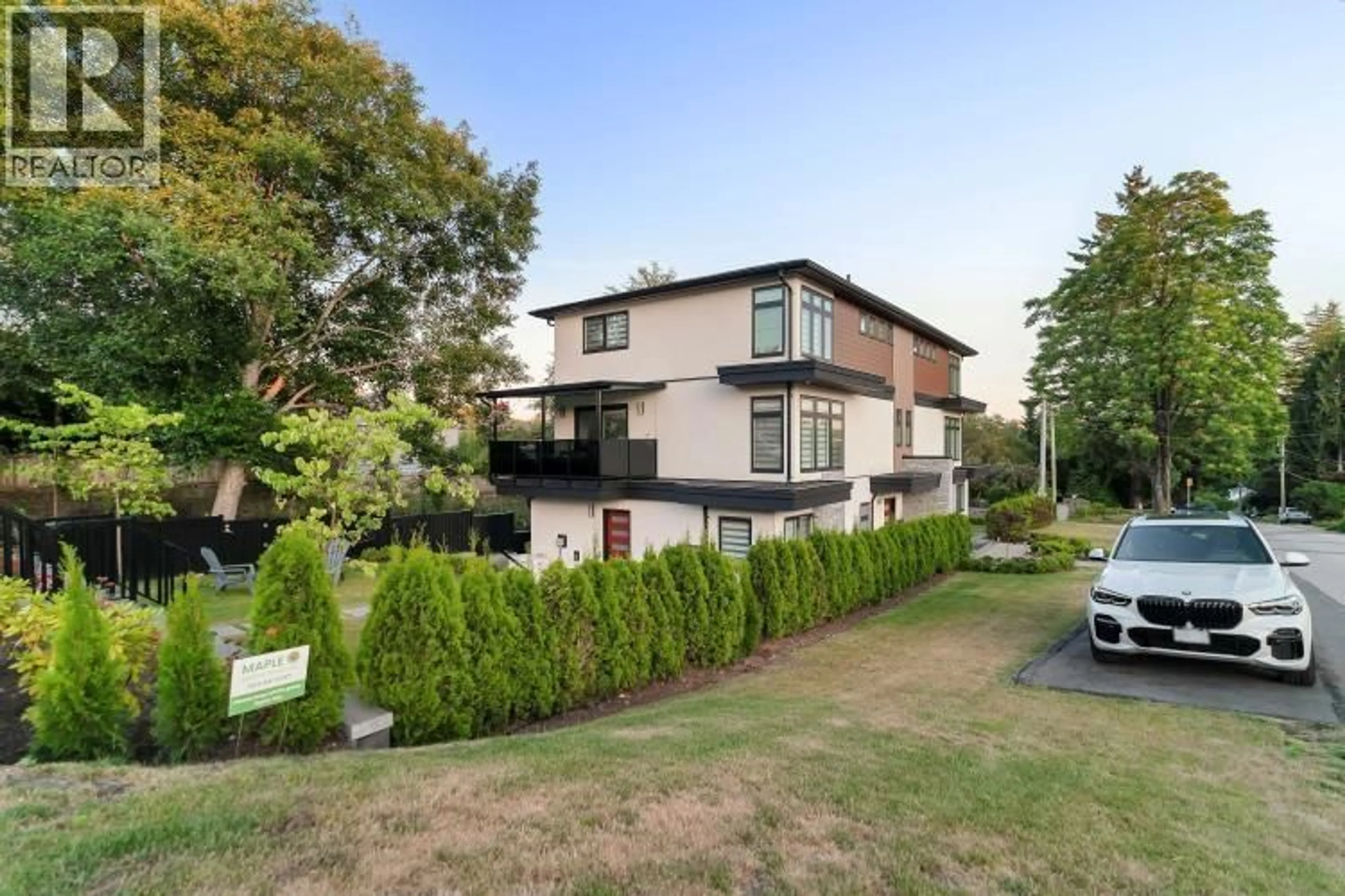 A pic from outside/outdoor area/front of a property/back of a property/a pic from drone, unknown for 1010 AUGUSTA AVENUE, Burnaby British Columbia V5A2V4