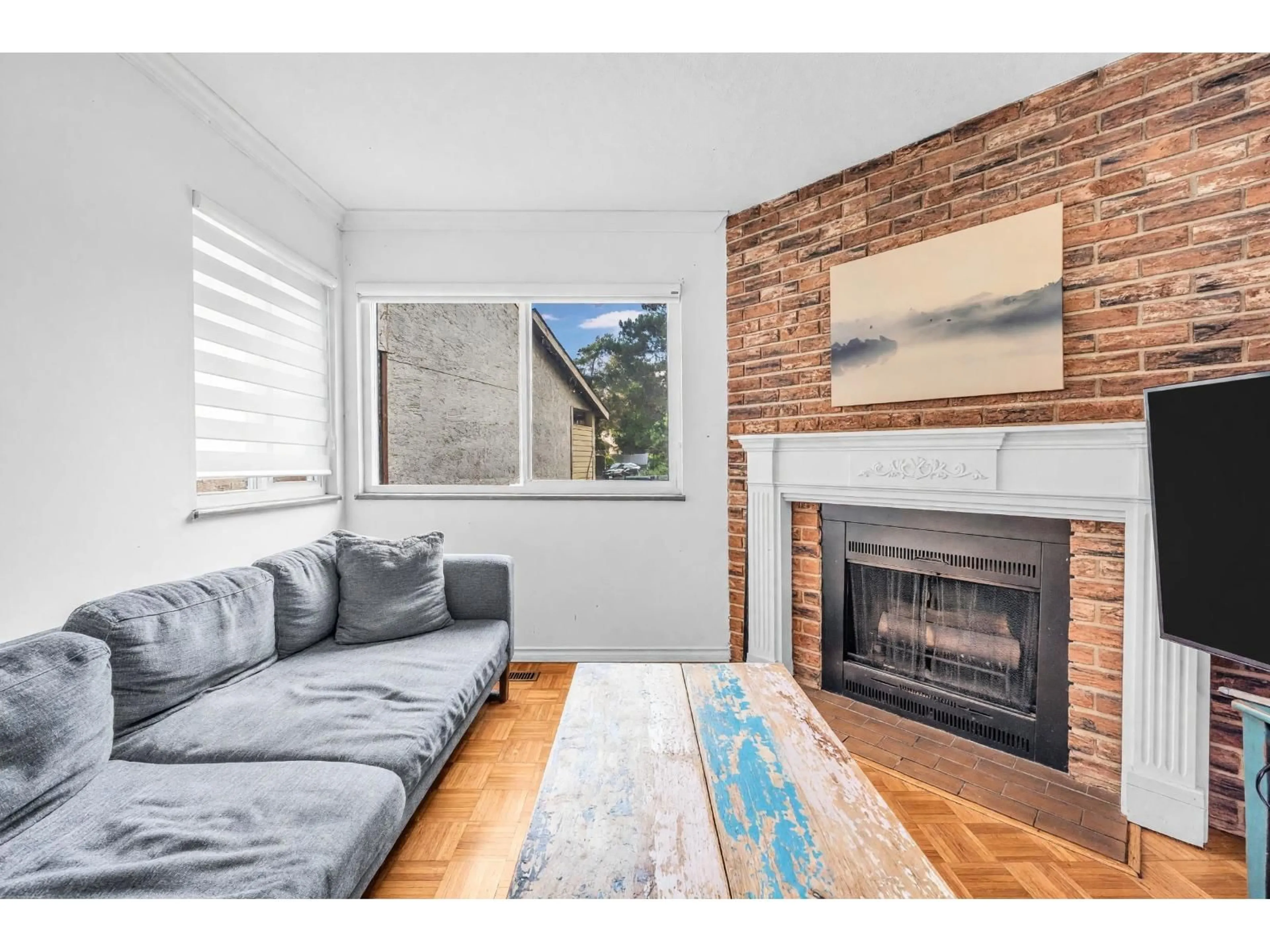 Living room with furniture, wood/laminate floor for 9618 139 STREET, Surrey British Columbia V3T5H3