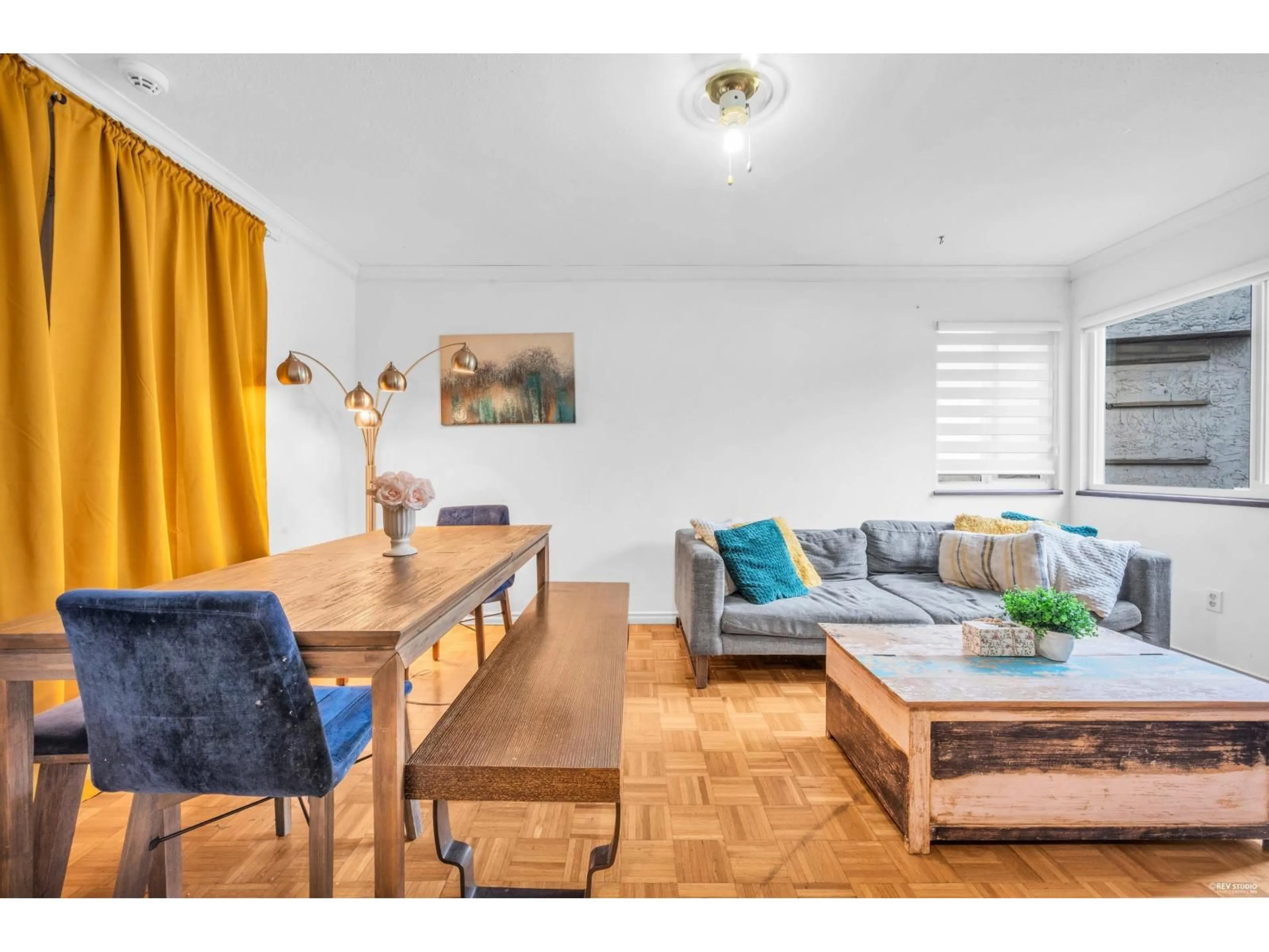Living room with furniture, wood/laminate floor for 9618 139 STREET, Surrey British Columbia V3T5H3