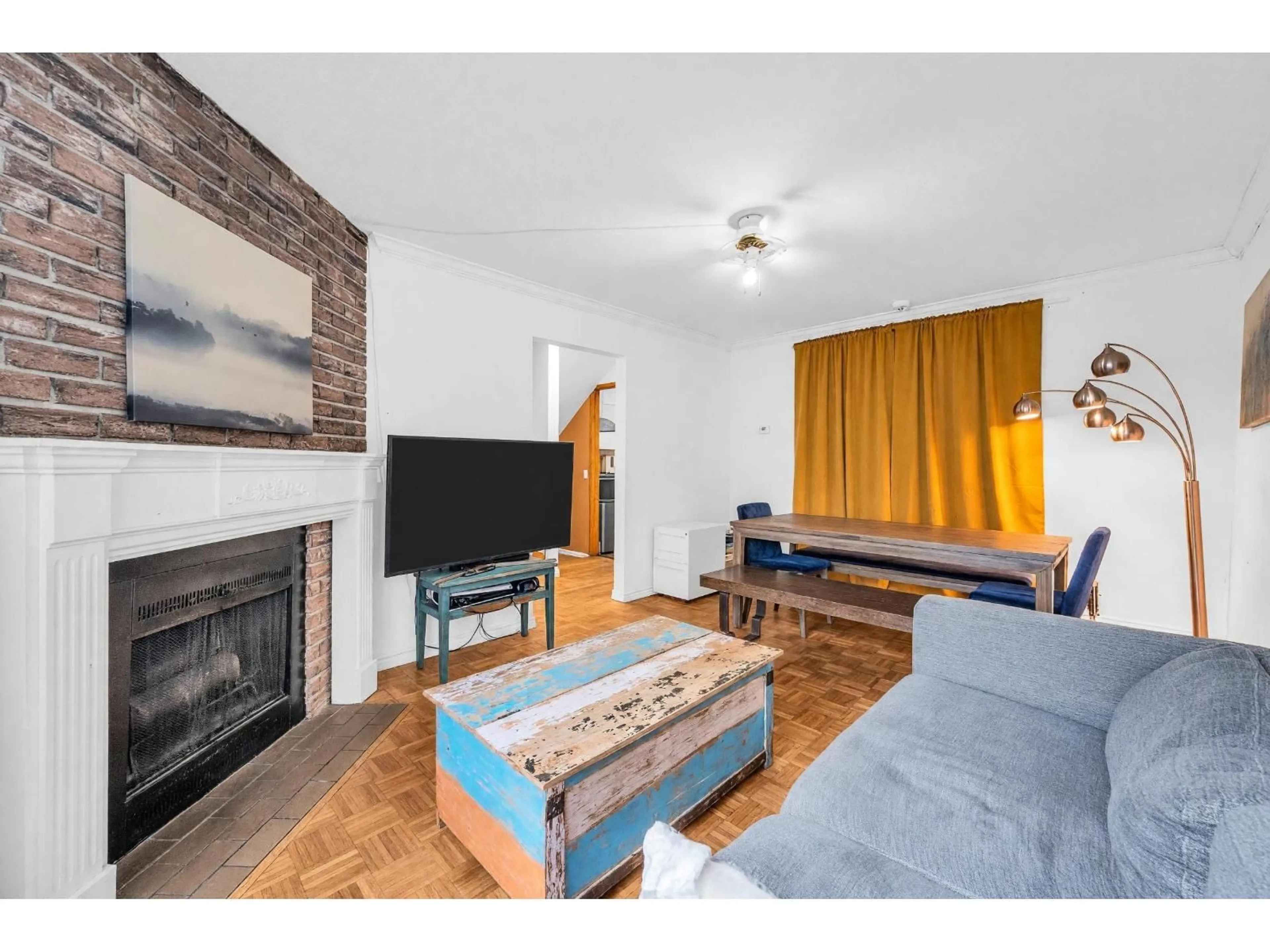 Living room with furniture, wood/laminate floor for 9618 139 STREET, Surrey British Columbia V3T5H3