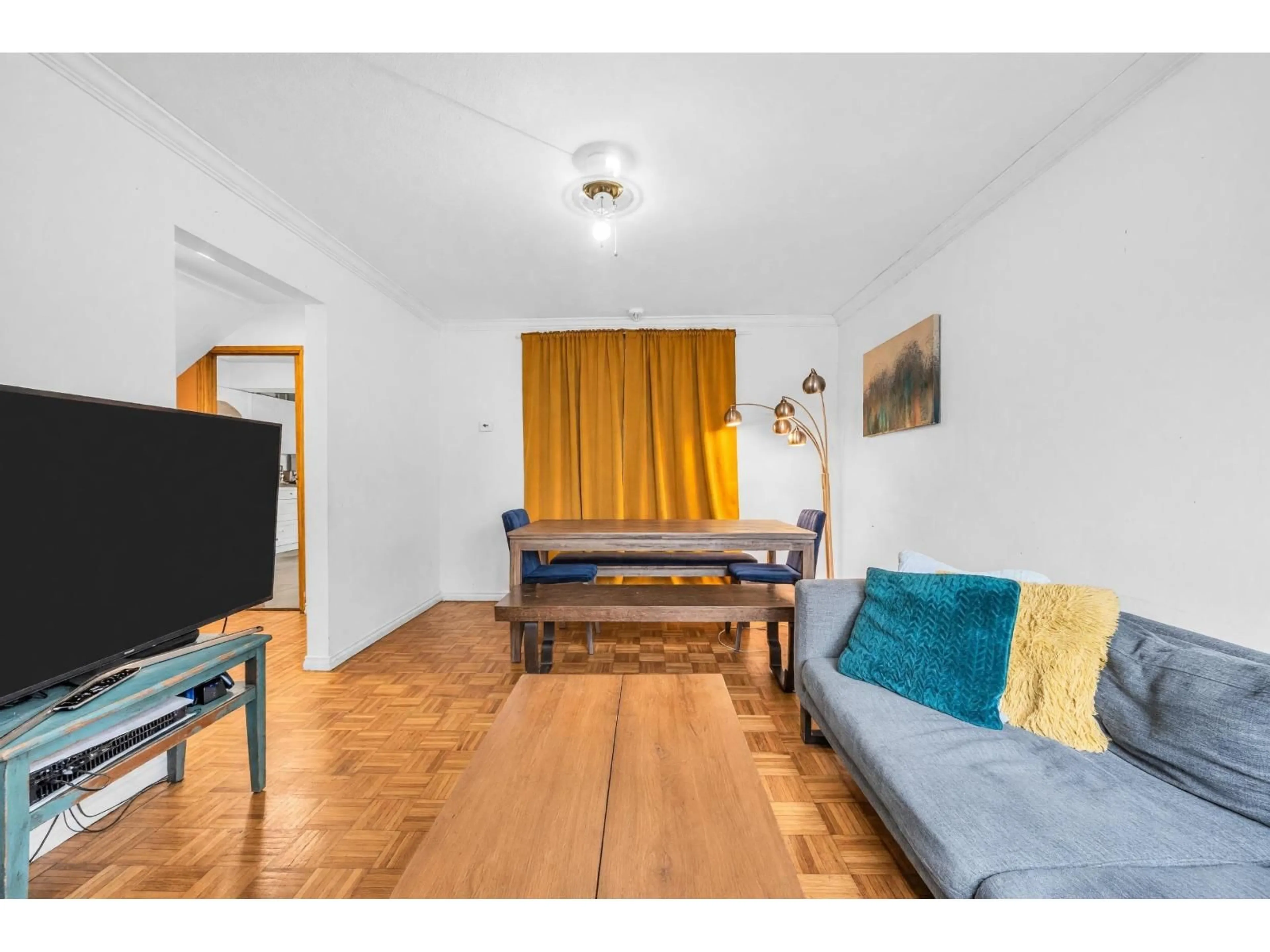 Living room with furniture, wood/laminate floor for 9618 139 STREET, Surrey British Columbia V3T5H3