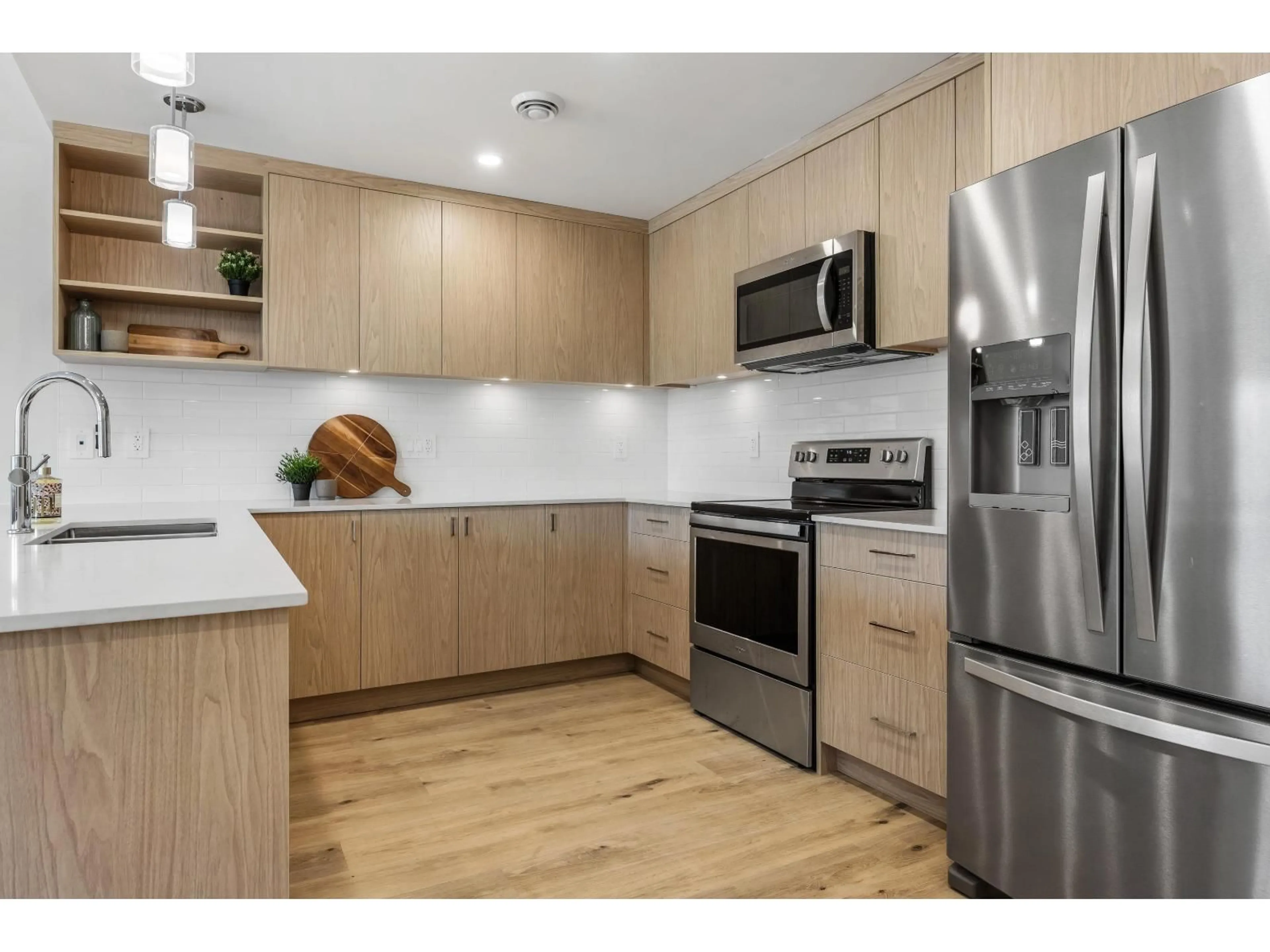 Standard kitchen, wood/laminate floor for 8 - 1928 WOODSIDE BOULEVARD, Agassiz British Columbia V0M1A1