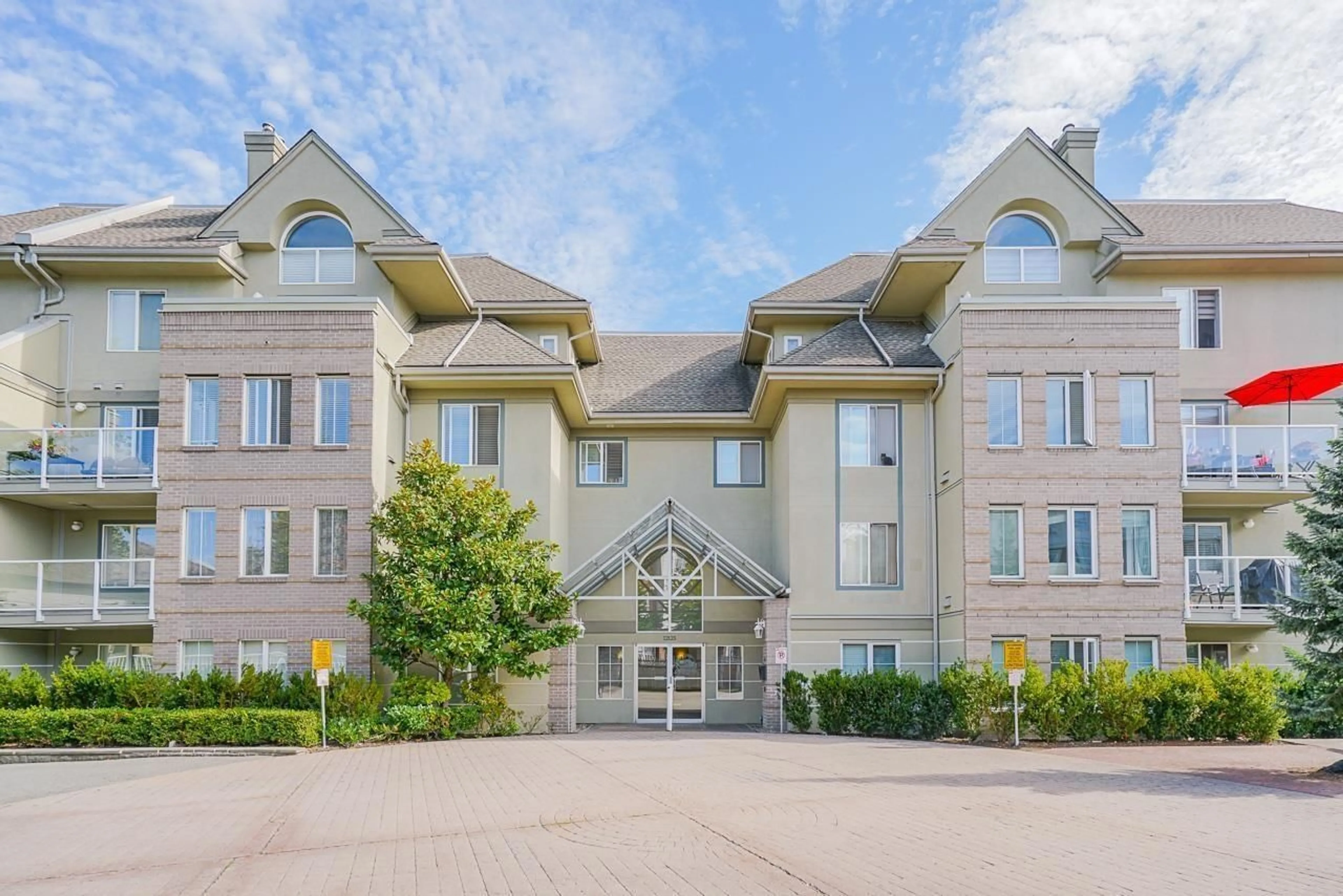 Indoor foyer for 305 - 12125 75A AVENUE, Surrey British Columbia V3W1B9