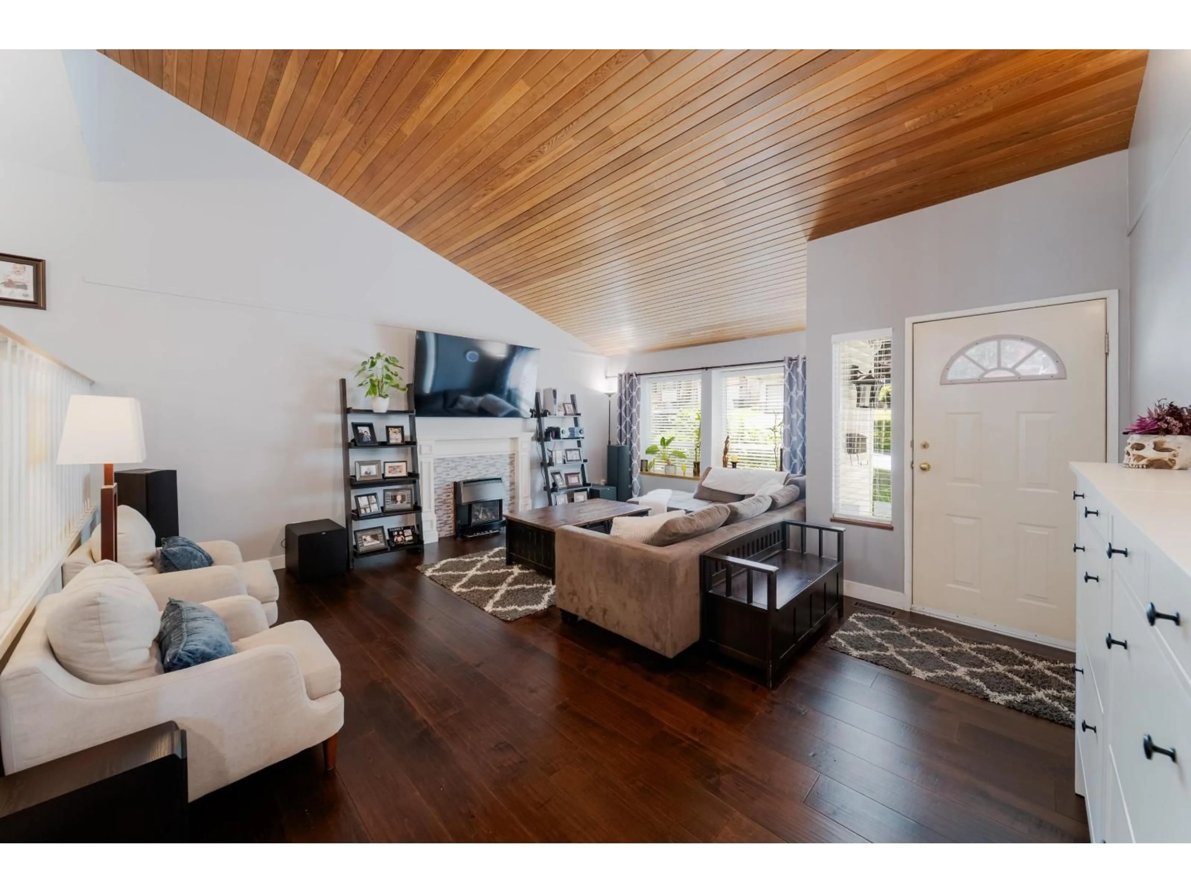 Living room with furniture, wood/laminate floor for 8034 138 STREET, Surrey British Columbia V3W8P9