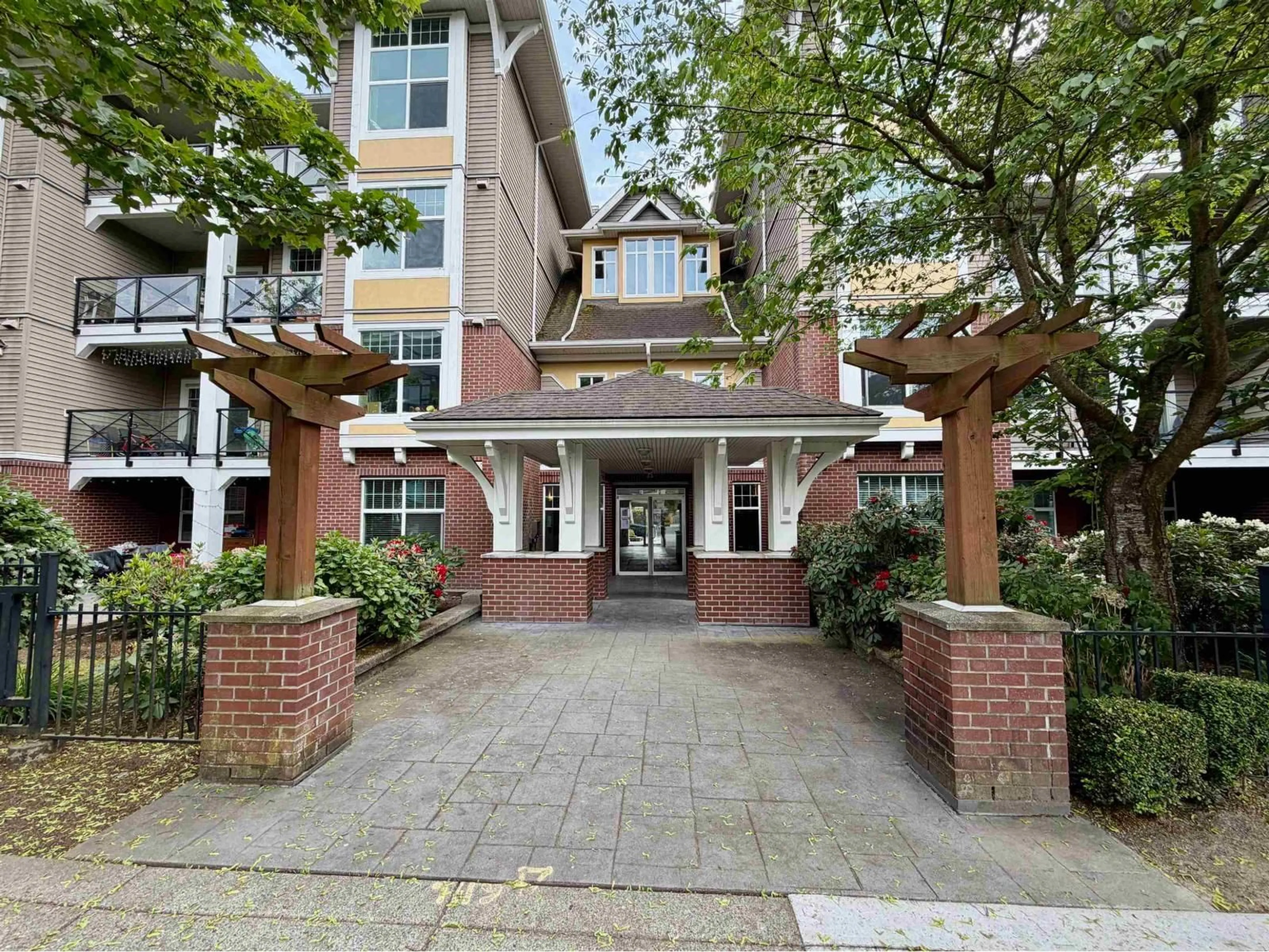 Indoor foyer for 102 - 17712 57A AVENUE, Surrey British Columbia V3S1J1
