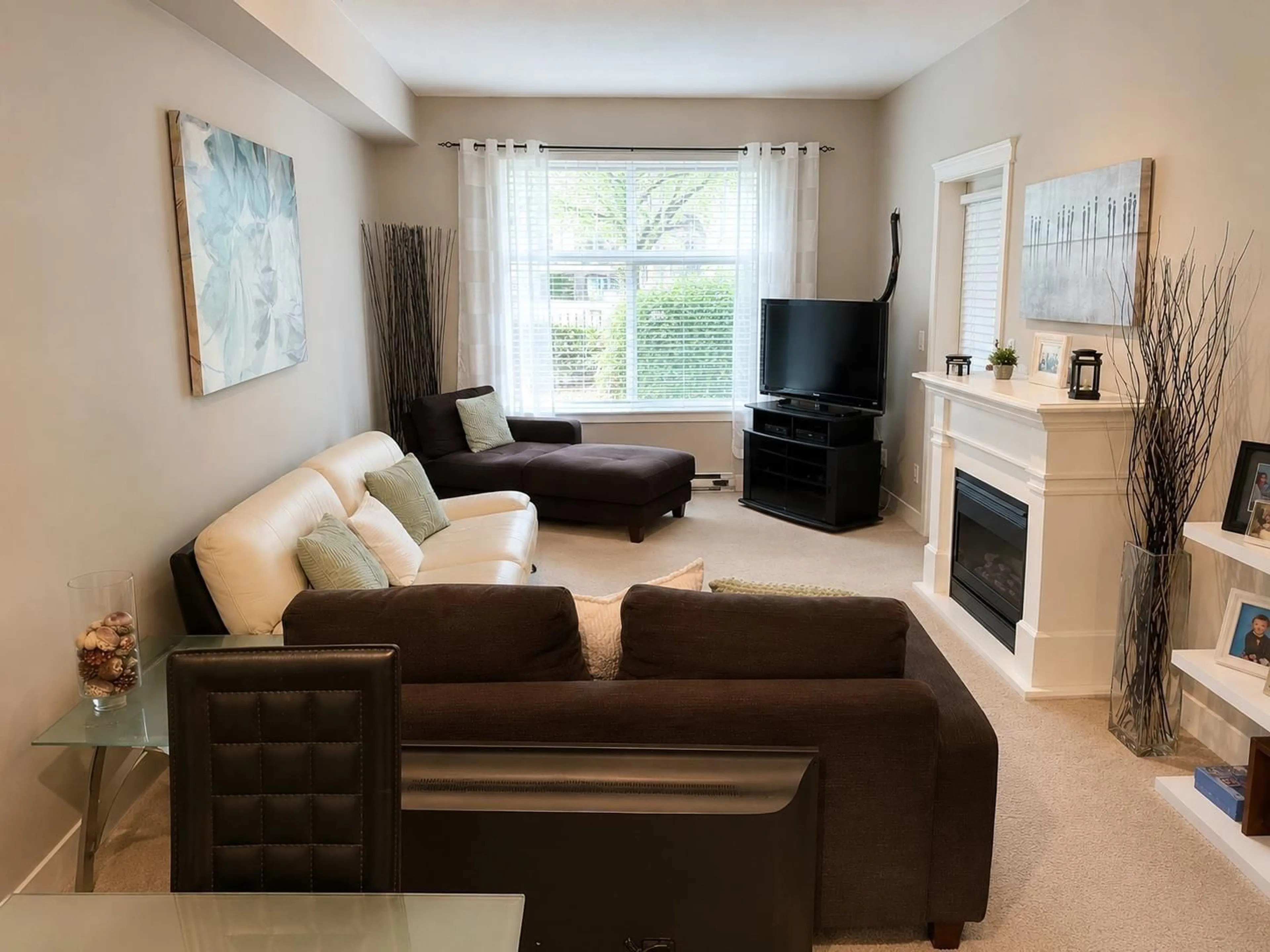 Living room with furniture, unknown for 102 - 17712 57A AVENUE, Surrey British Columbia V3S1J1