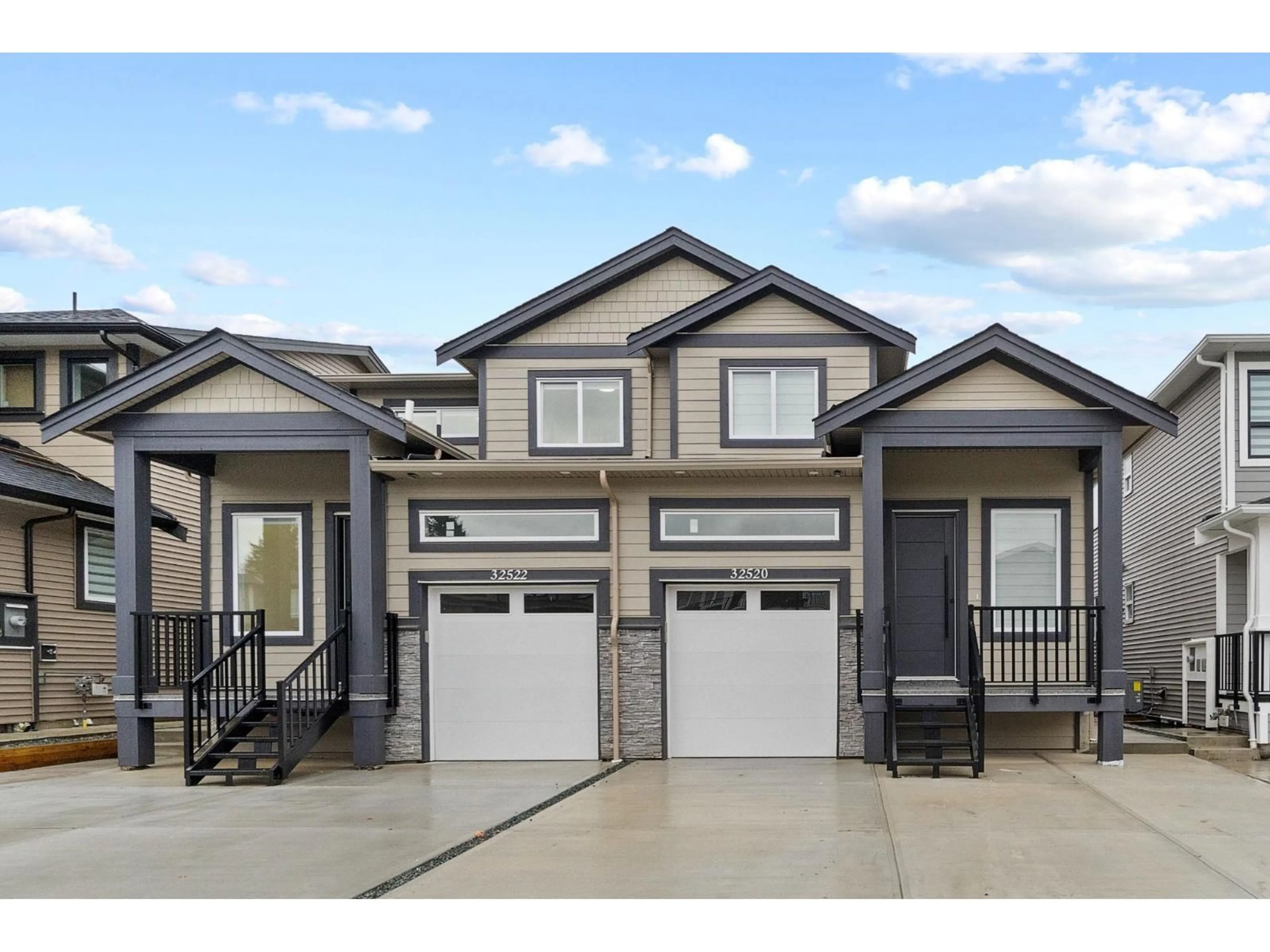 Home with vinyl exterior material, street for 32520 HIGGINBOTTOM COURT, Mission British Columbia V2V2T7