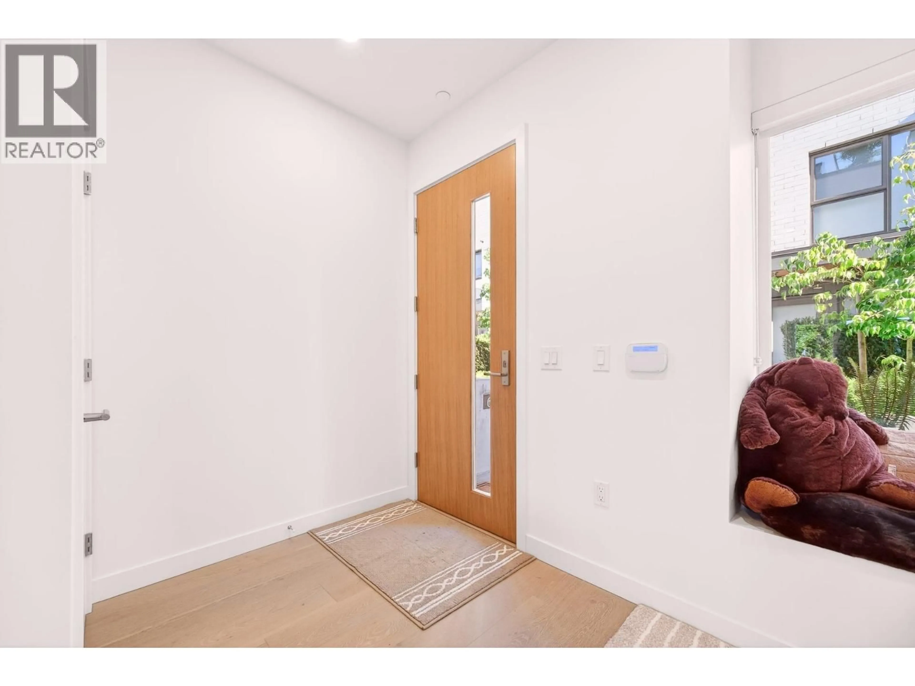 Indoor entryway for 675 30TH AVENUE, Vancouver British Columbia V5Z0K4