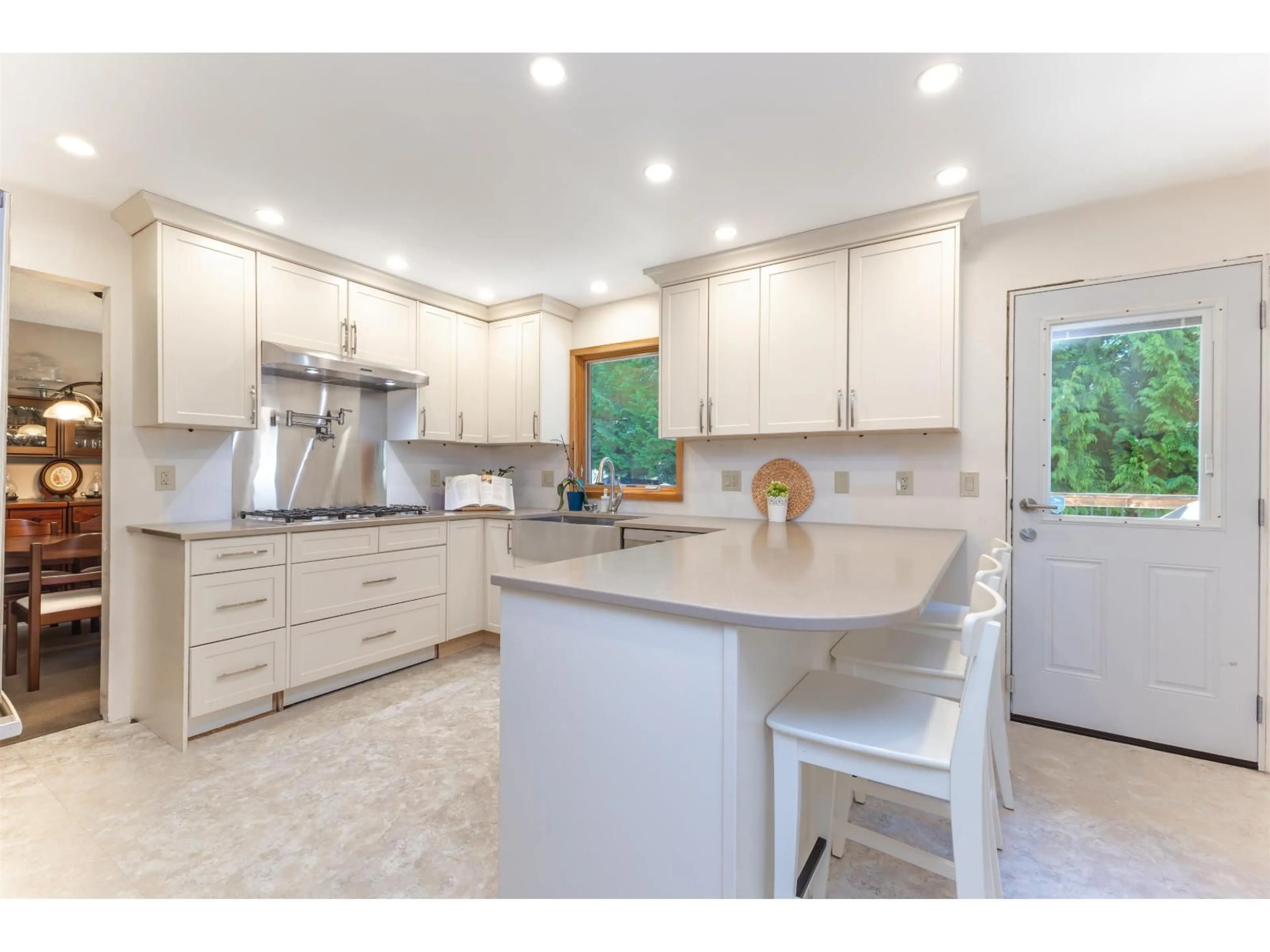 Open concept kitchen, ceramic/tile floor for 6296 130B STREET, Surrey British Columbia V3X1R4