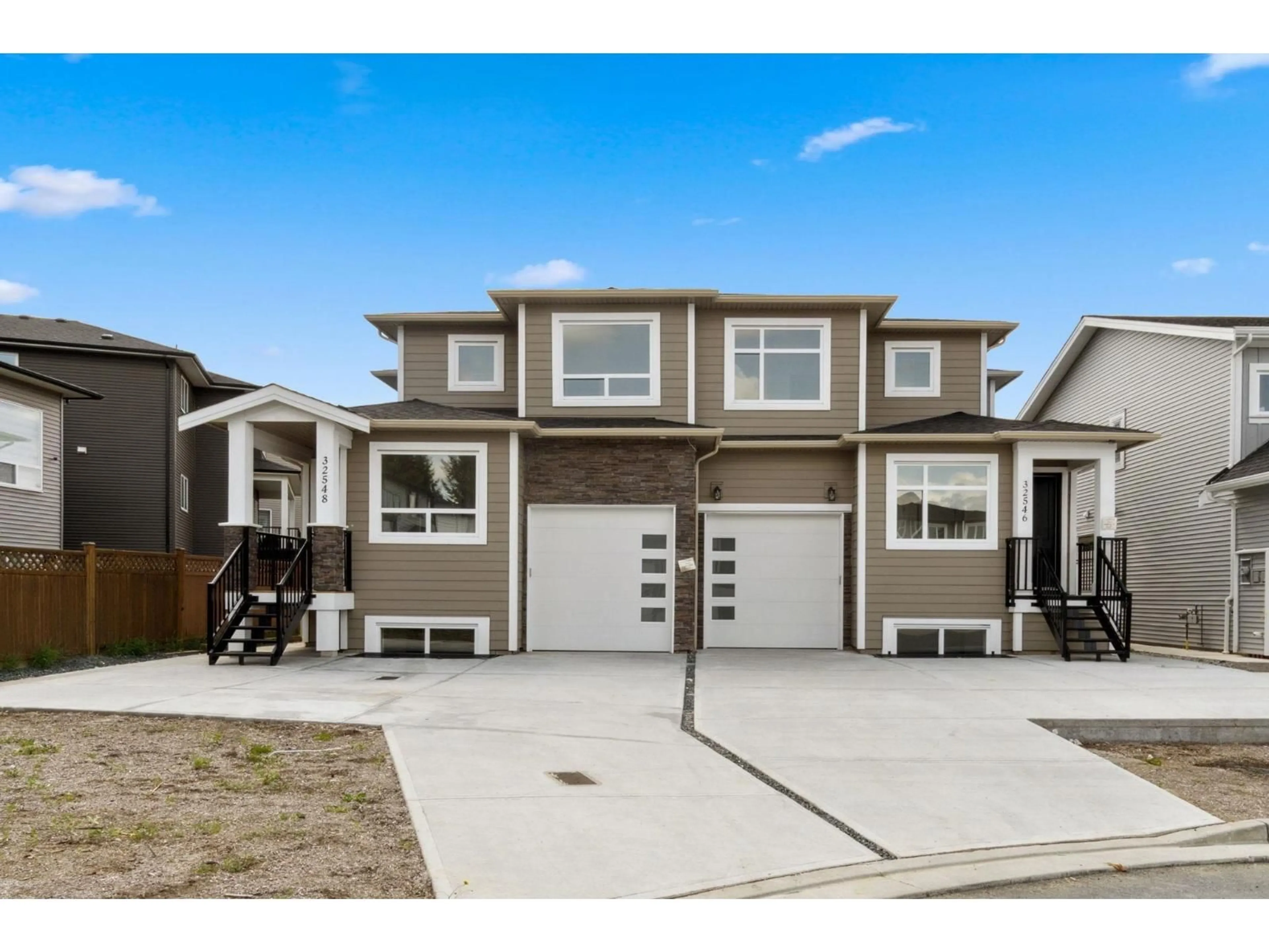 Home with vinyl exterior material, street for 32546 HIGGINBOTTOM COURT, Mission British Columbia V2V2T7