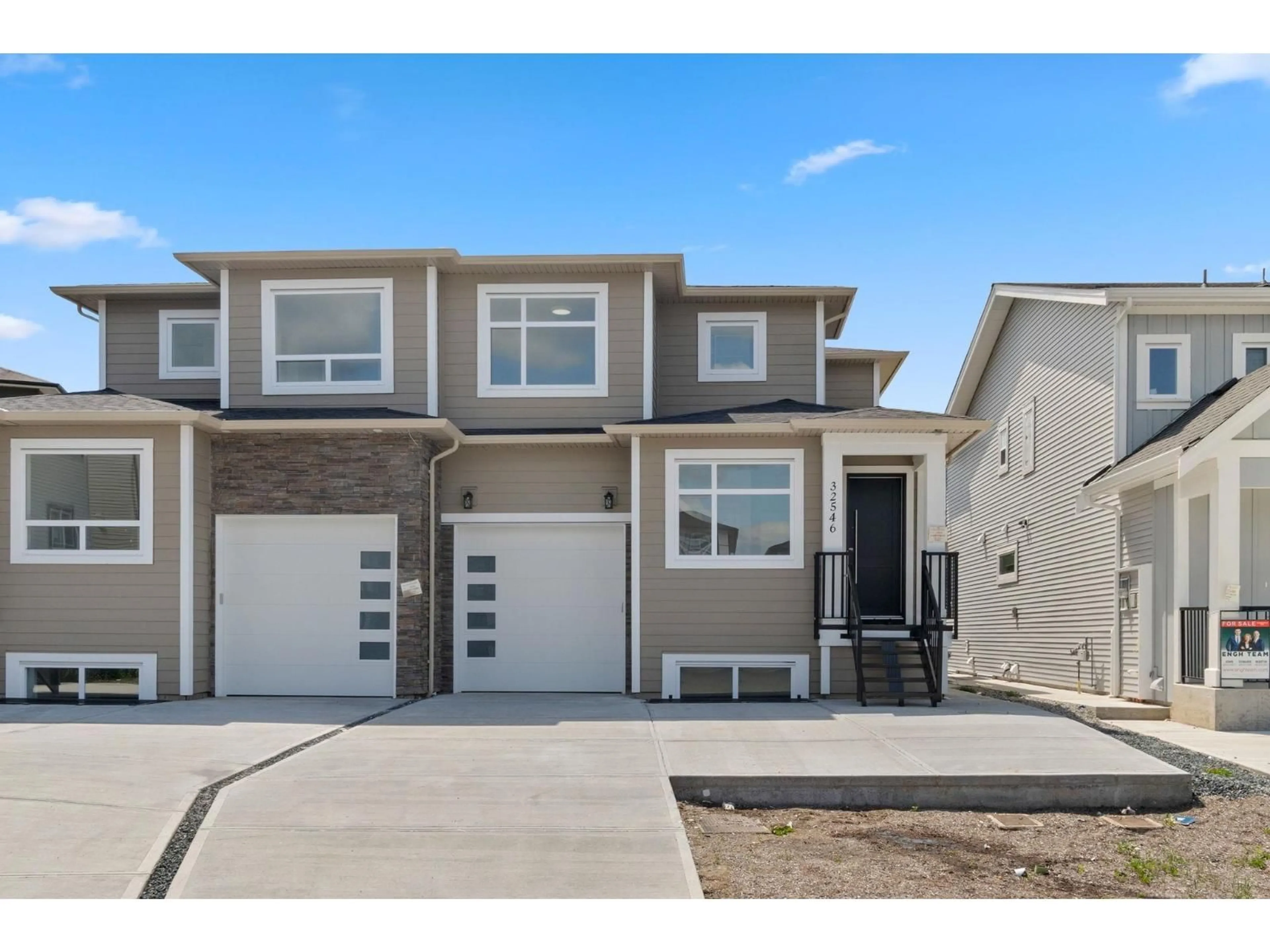 Home with vinyl exterior material, street for 32546 HIGGINBOTTOM COURT, Mission British Columbia V2V2T7