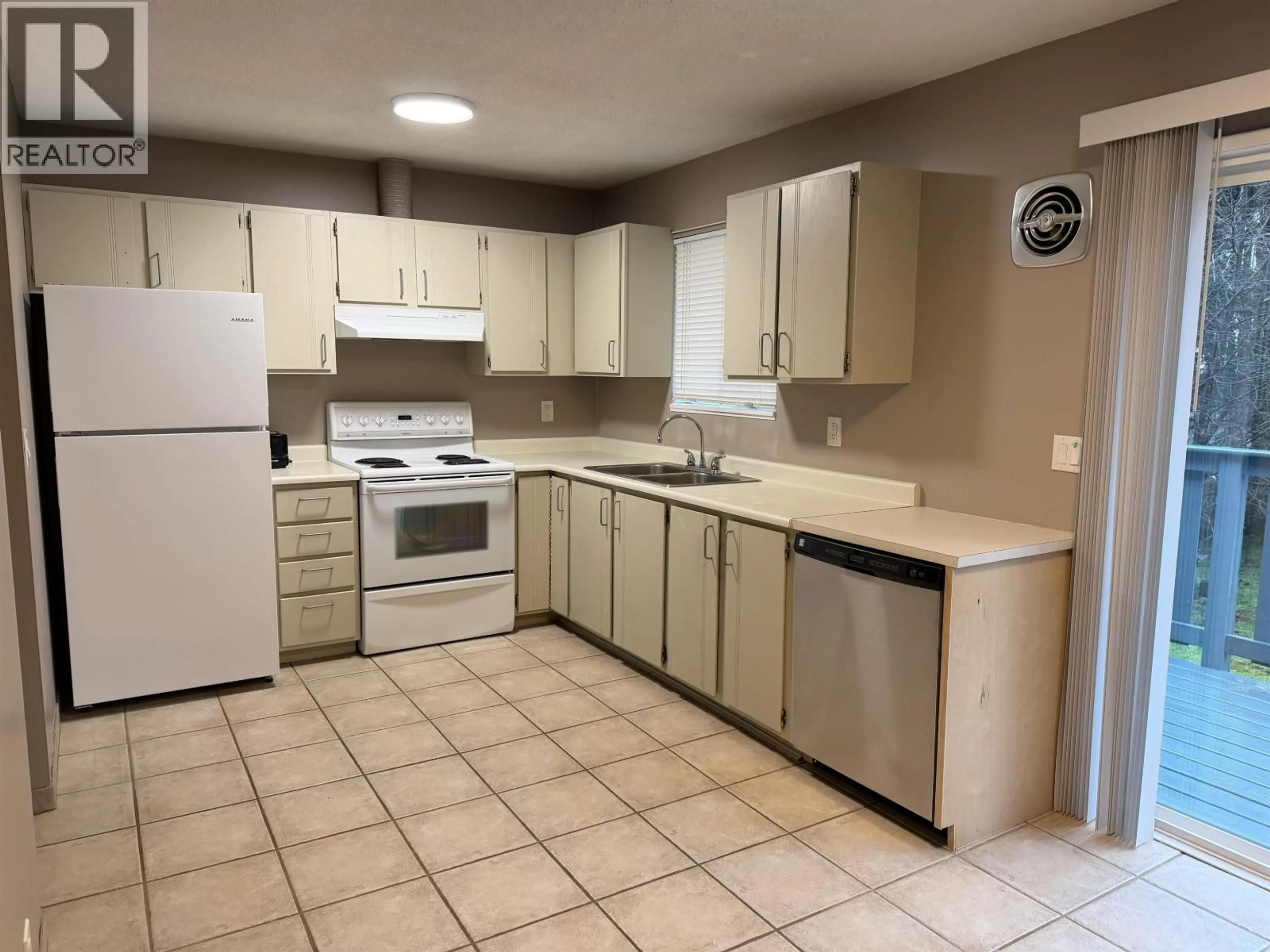 Standard kitchen, unknown for 811 REED ROAD, Gibsons British Columbia V0N1V7
