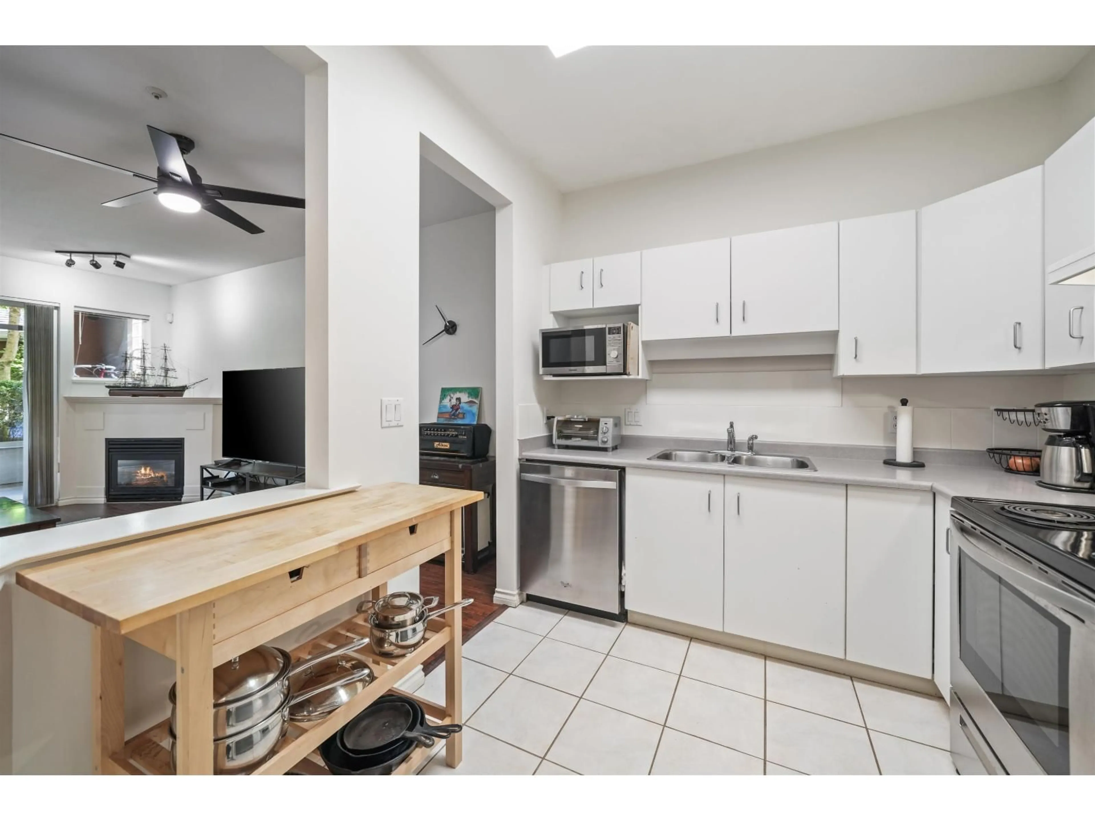 Standard kitchen, unknown for 105 - 20239 MICHAUD CRESCENT, Langley British Columbia V3A8L1