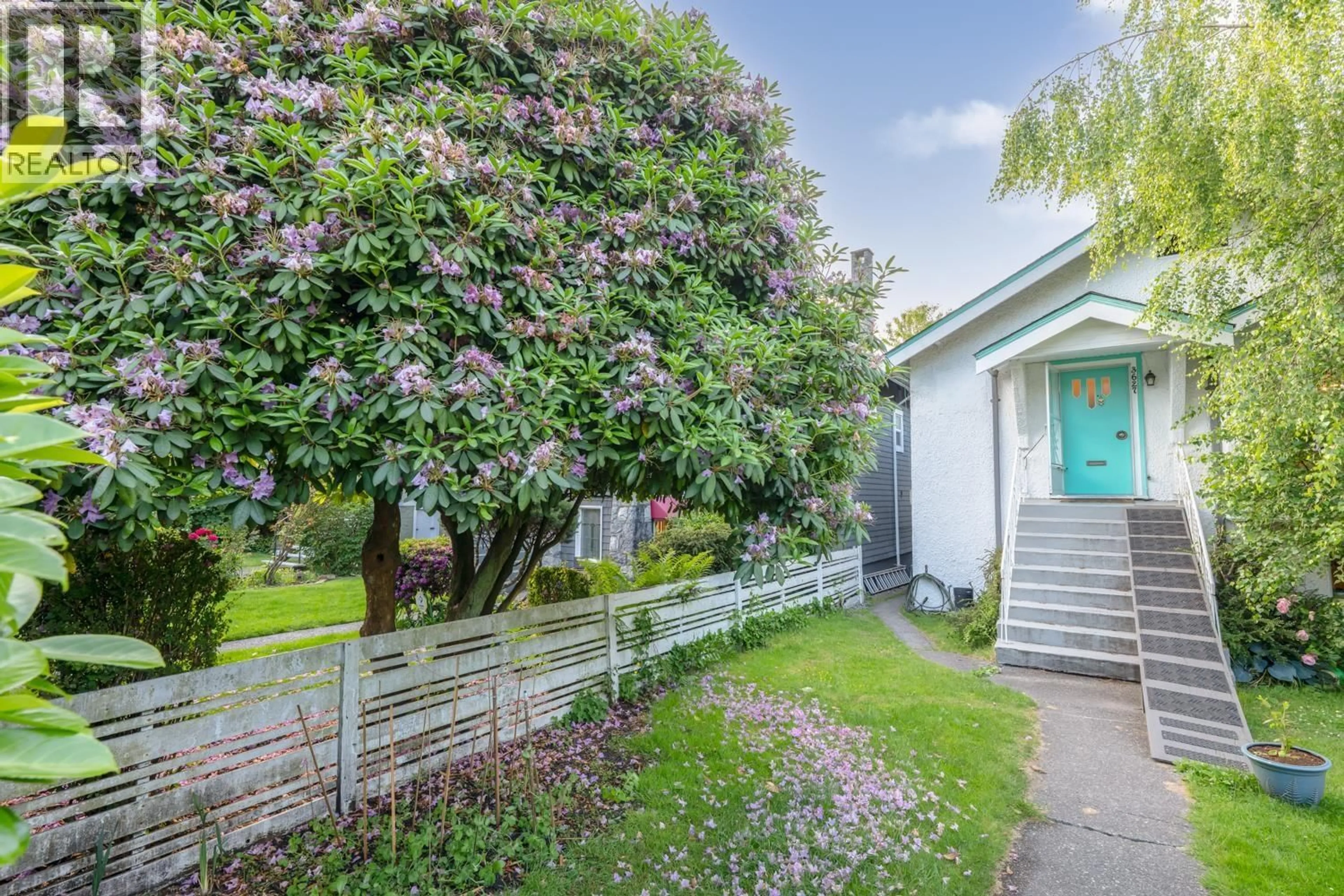 A pic from outside/outdoor area/front of a property/back of a property/a pic from drone, street for 3627 7TH AVENUE, Vancouver British Columbia V6R1W5