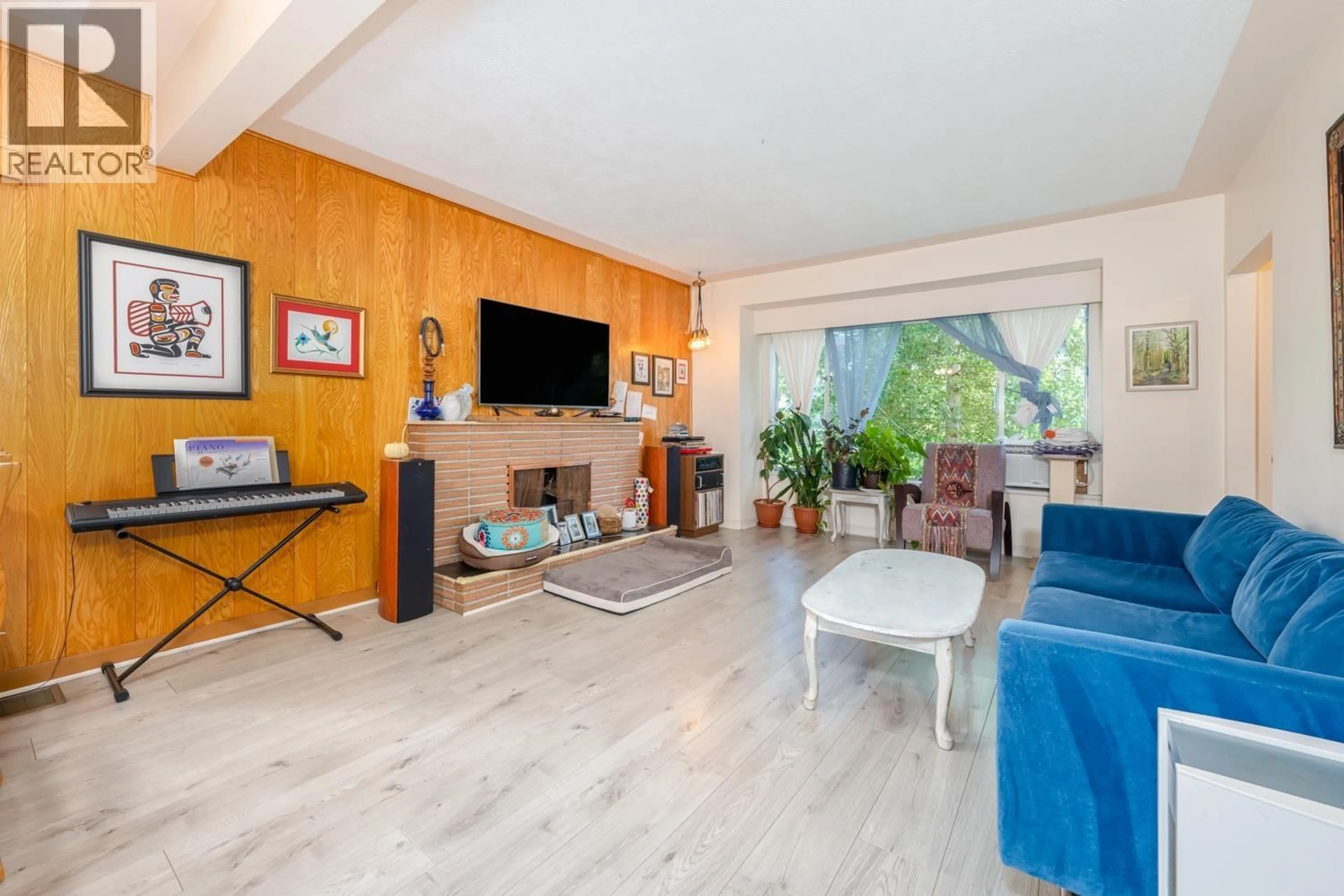 Living room with furniture, wood/laminate floor for 3627 7TH AVENUE, Vancouver British Columbia V6R1W5