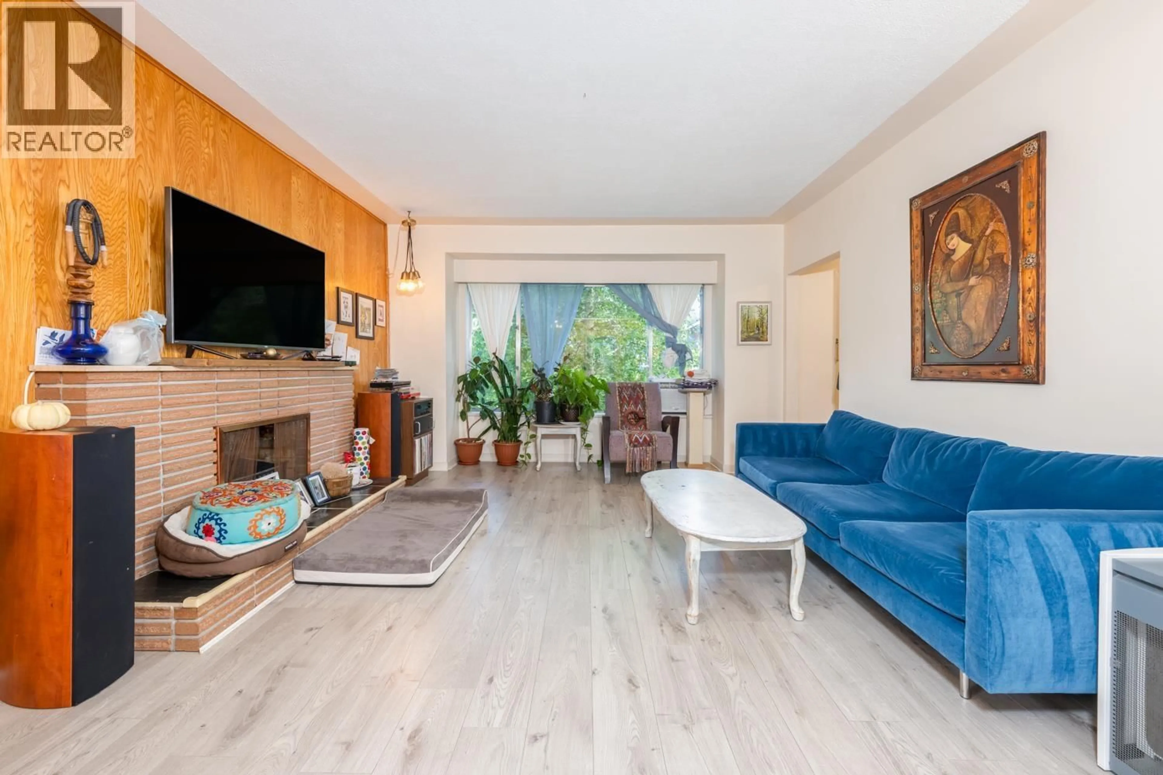 Living room with furniture, wood/laminate floor for 3627 7TH AVENUE, Vancouver British Columbia V6R1W5