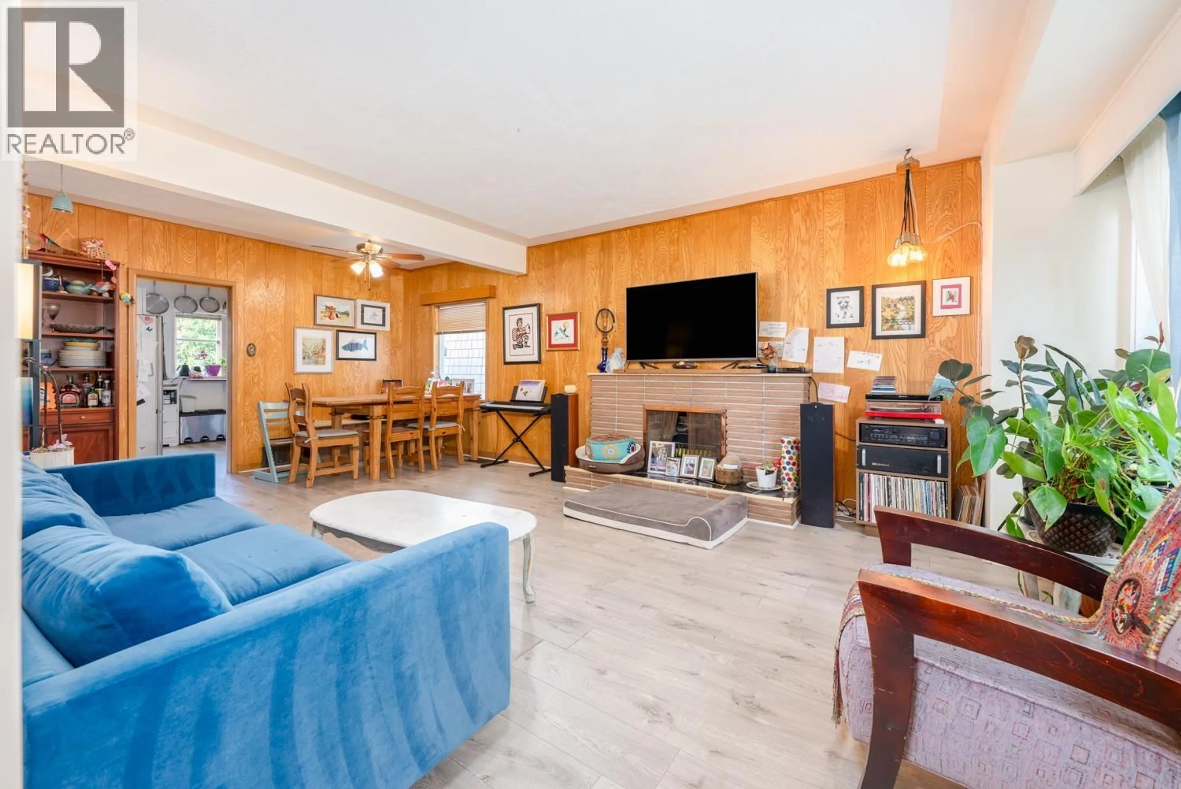 Living room with furniture, wood/laminate floor for 3627 7TH AVENUE, Vancouver British Columbia V6R1W5