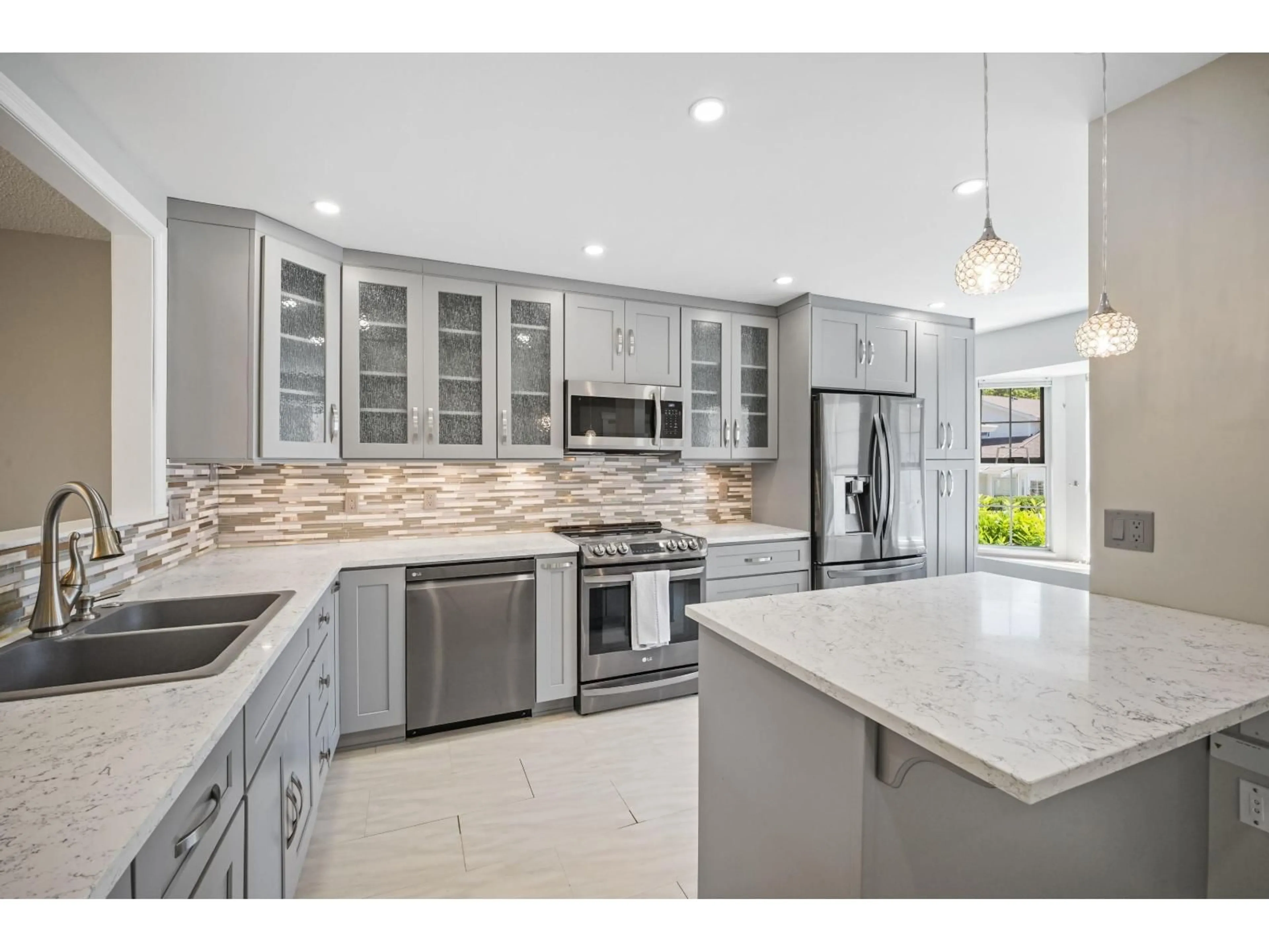 Open concept kitchen, ceramic/tile floor for 35 - 6537 138 STREET, Surrey British Columbia V3W0C4