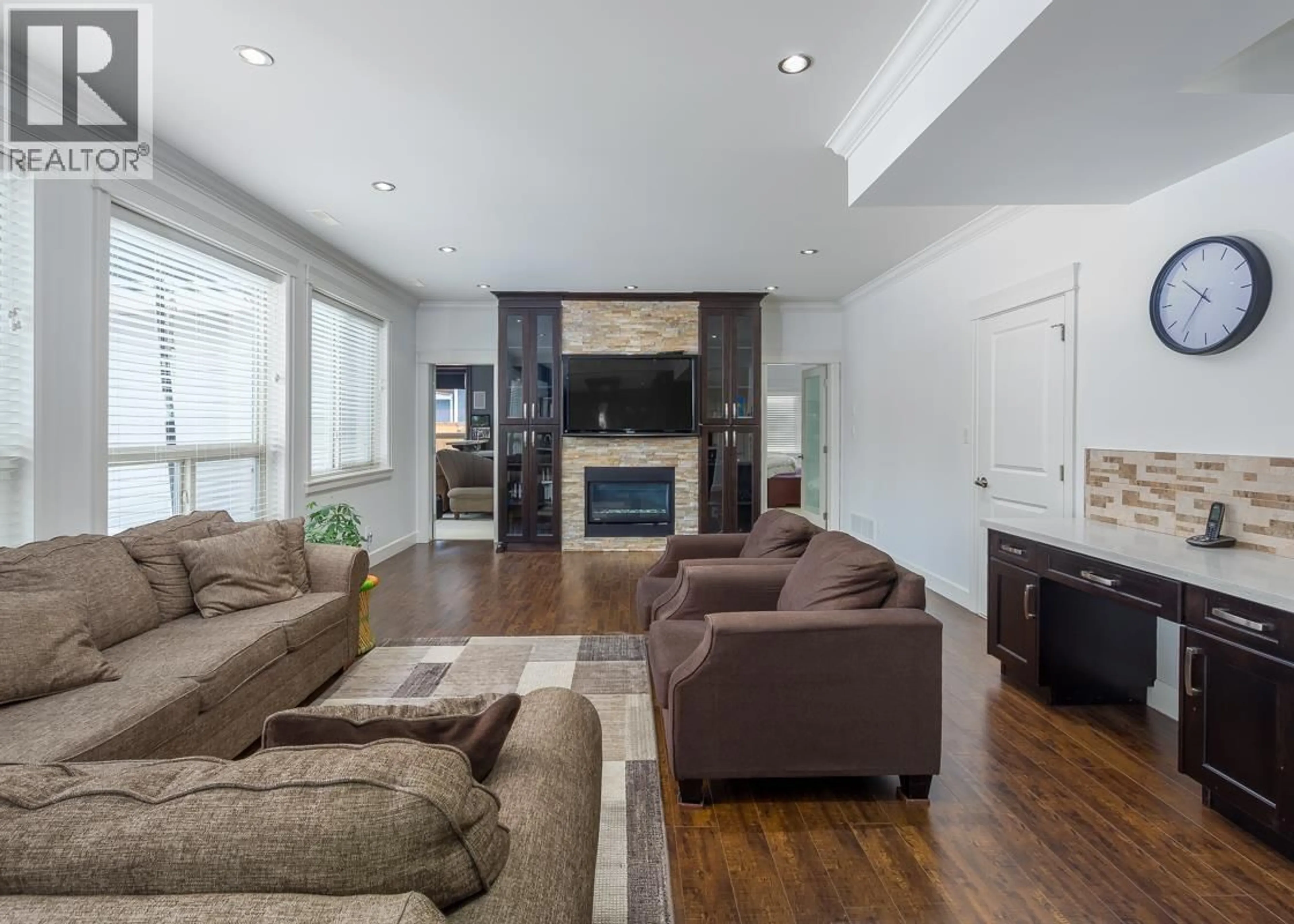 Living room with furniture, wood/laminate floor for 41440 DRYDEN ROAD, Squamish British Columbia V8B1H0
