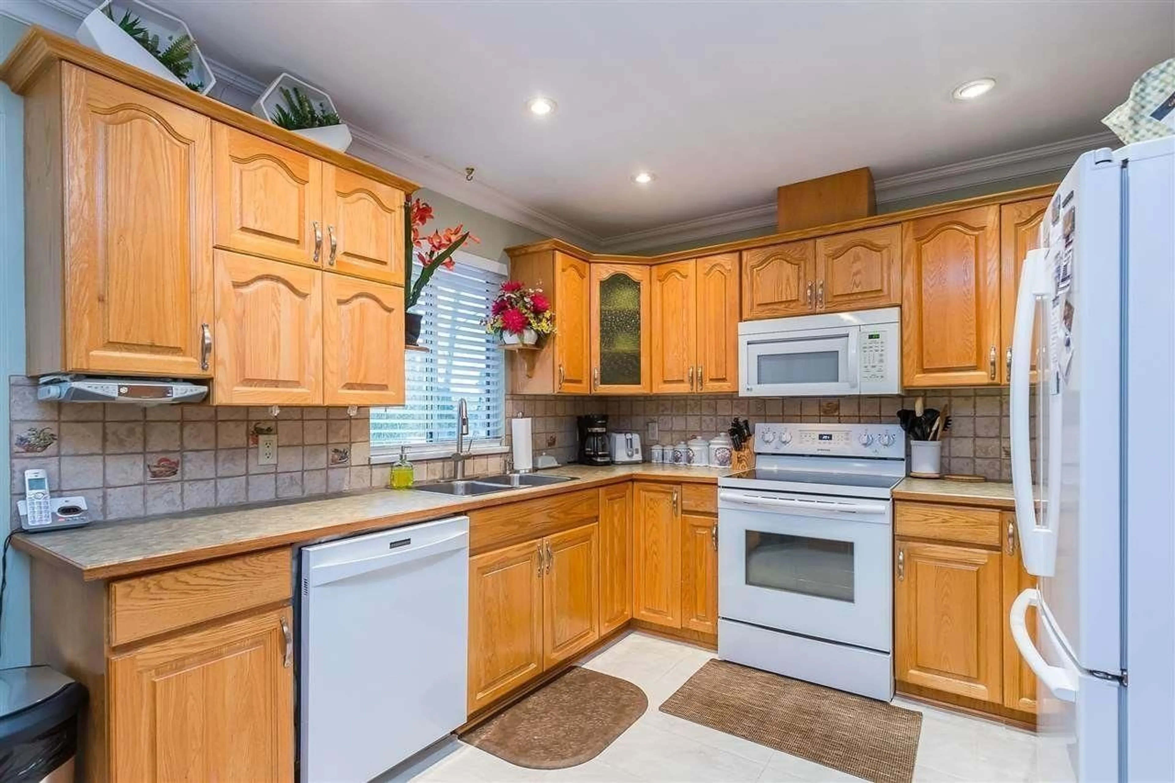 Standard kitchen, ceramic/tile floor for 30922 SANDPIPER PLACE, Abbotsford British Columbia V2T5L5