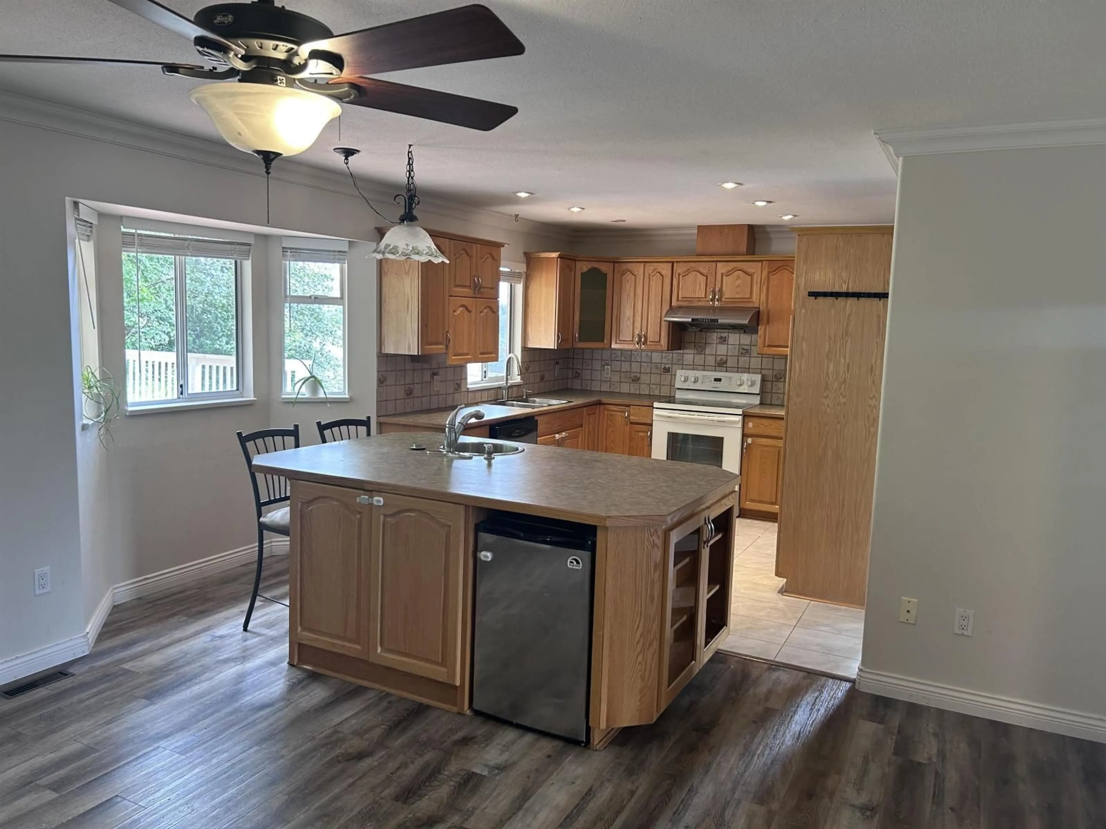 Open concept kitchen, wood/laminate floor for 30922 SANDPIPER PLACE, Abbotsford British Columbia V2T5L5