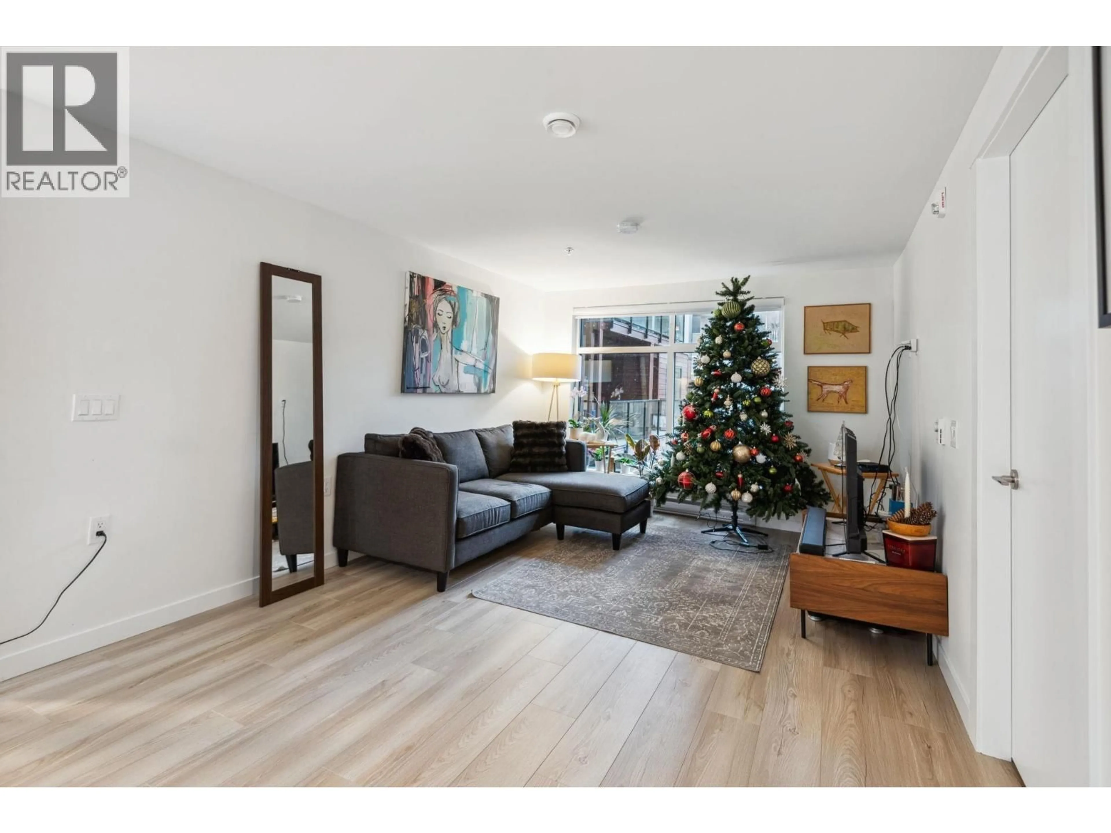 Living room with furniture, wood/laminate floor for 207 - 232 SIXTH STREET, New Westminster British Columbia V3L3A4