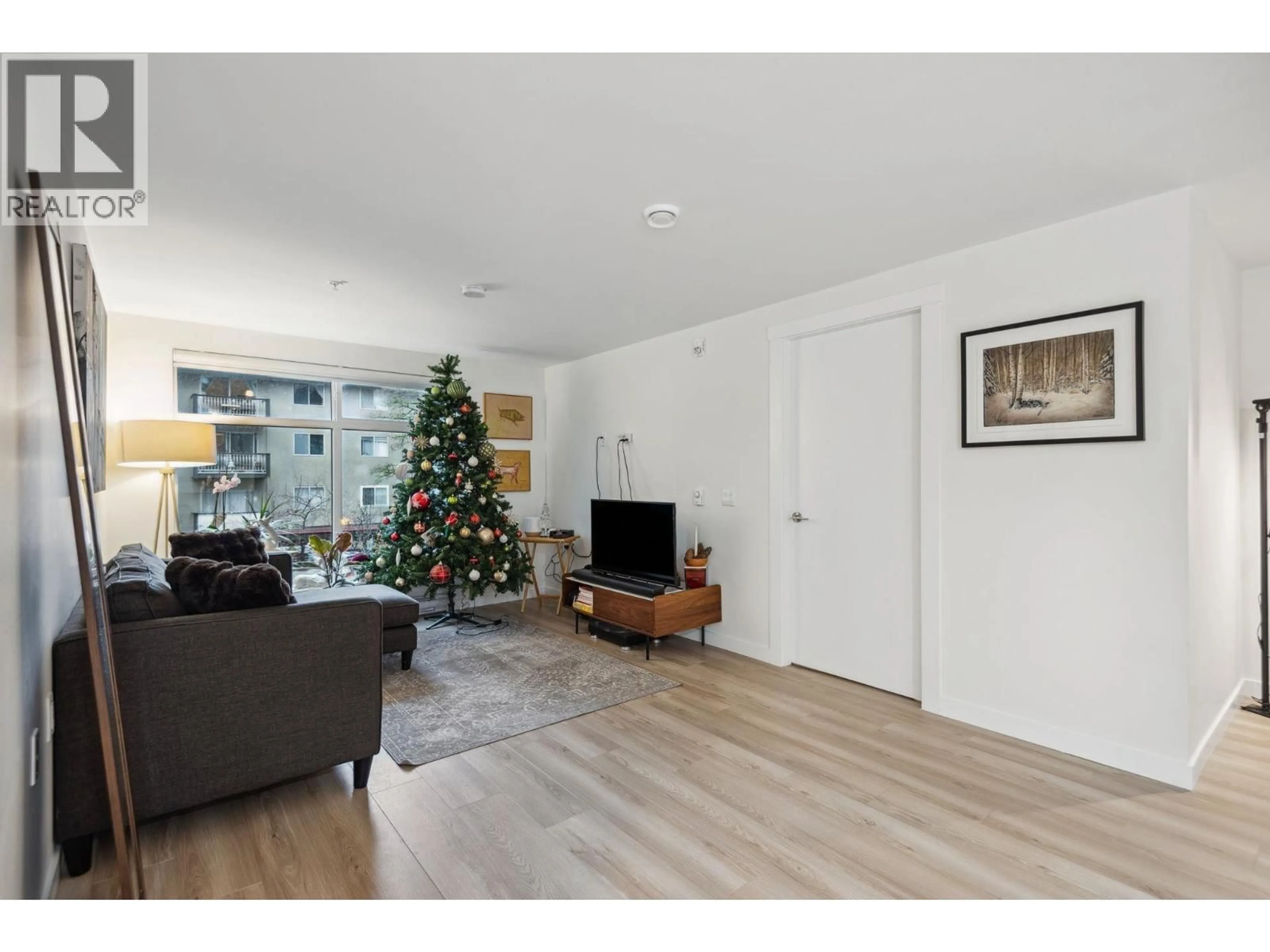 Living room with furniture, wood/laminate floor for 207 - 232 SIXTH STREET, New Westminster British Columbia V3L3A4
