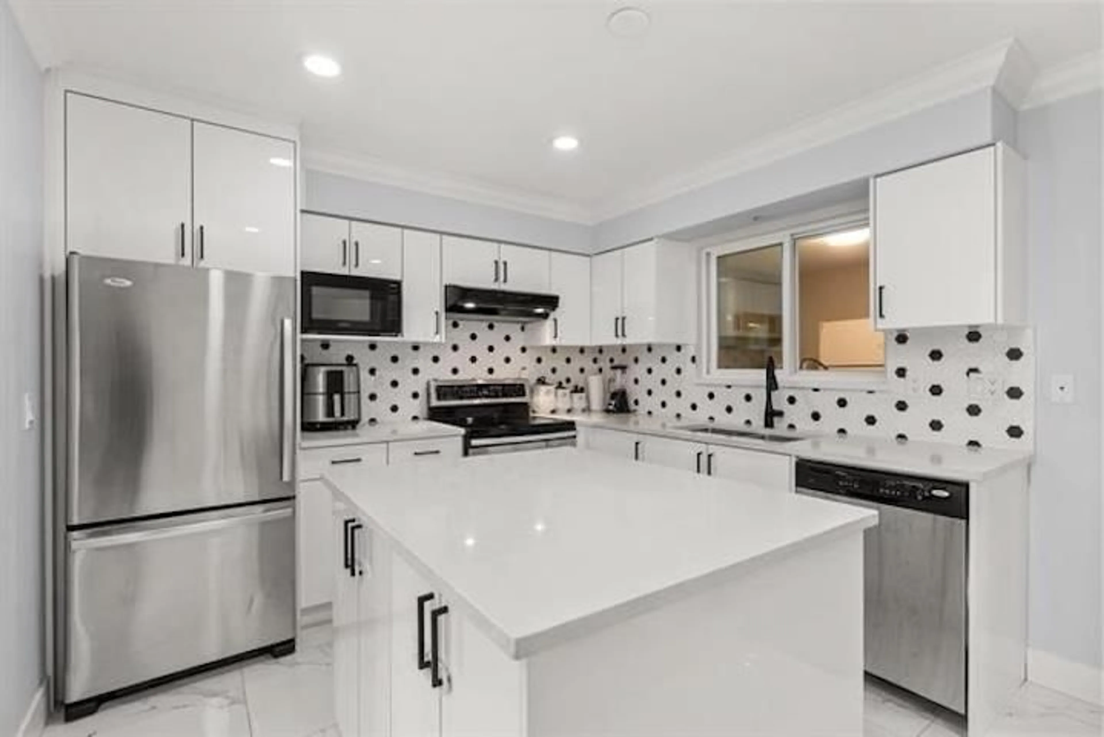 Open concept kitchen, ceramic/tile floor for 15077 86B AVENUE, Surrey British Columbia V3S4V3