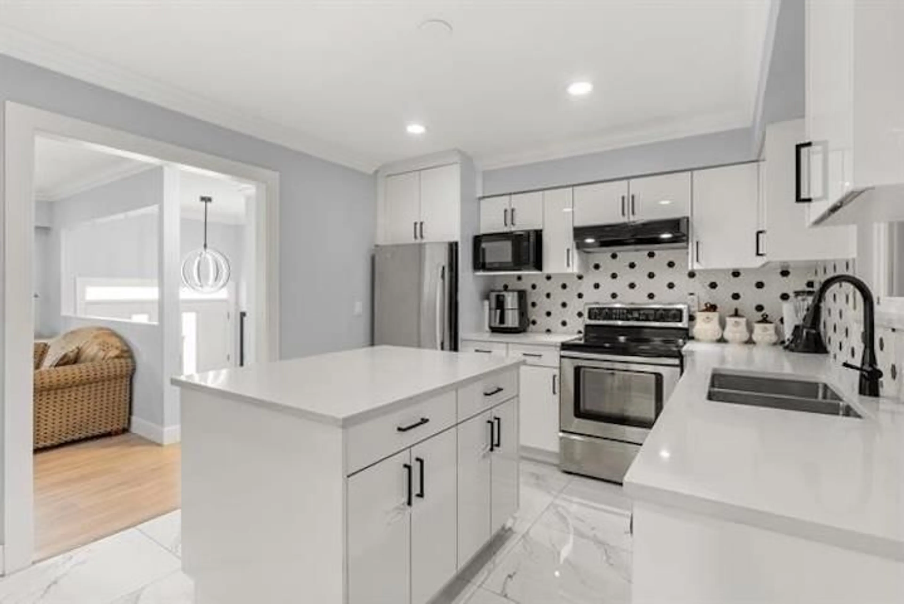 Open concept kitchen, ceramic/tile floor for 15077 86B AVENUE, Surrey British Columbia V3S4V3