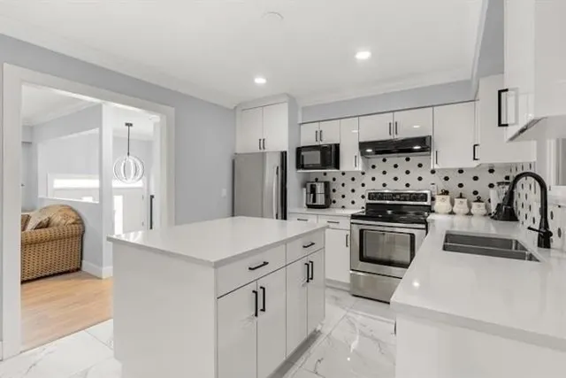 15077 86B AVENUE, Surrey 4