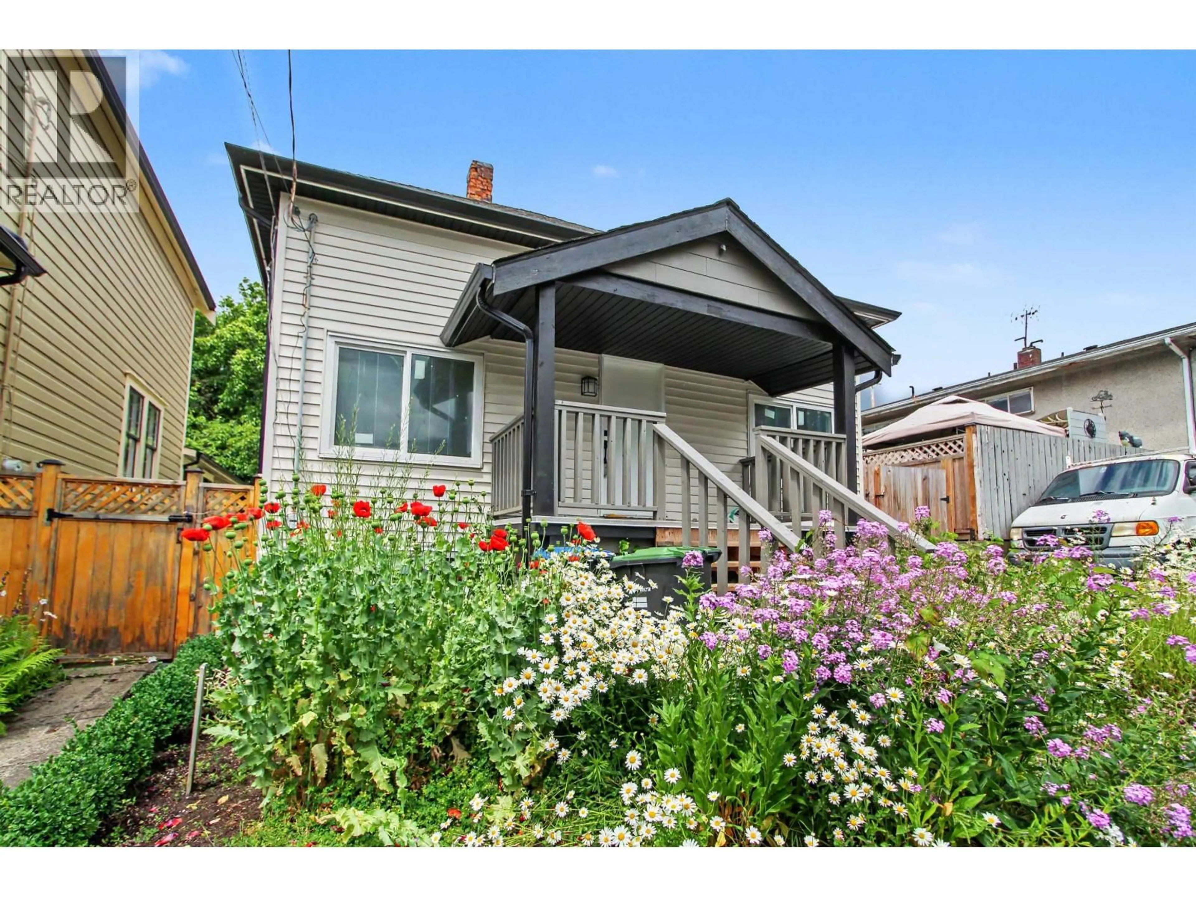 Home with vinyl exterior material, street for 805 MILTON STREET, New Westminster British Columbia V3M1M9