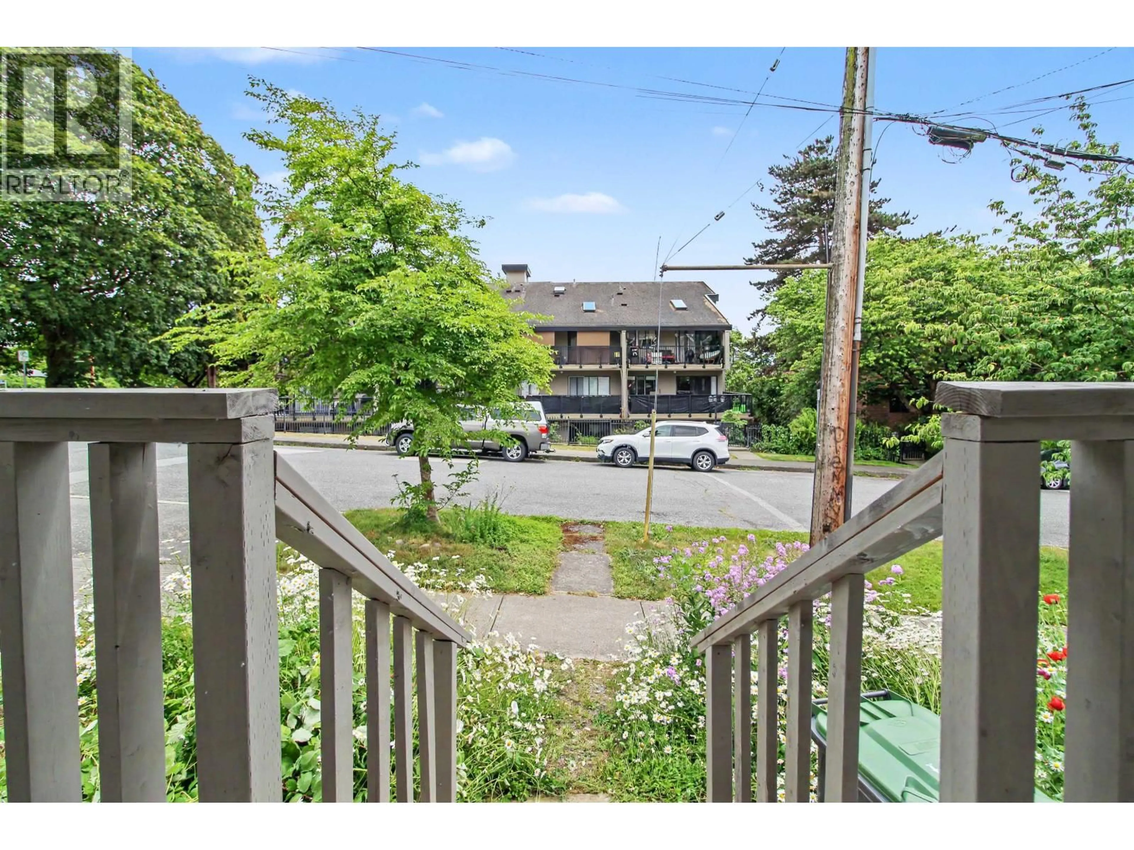 A pic from outside/outdoor area/front of a property/back of a property/a pic from drone, street for 805 MILTON STREET, New Westminster British Columbia V3M1M9