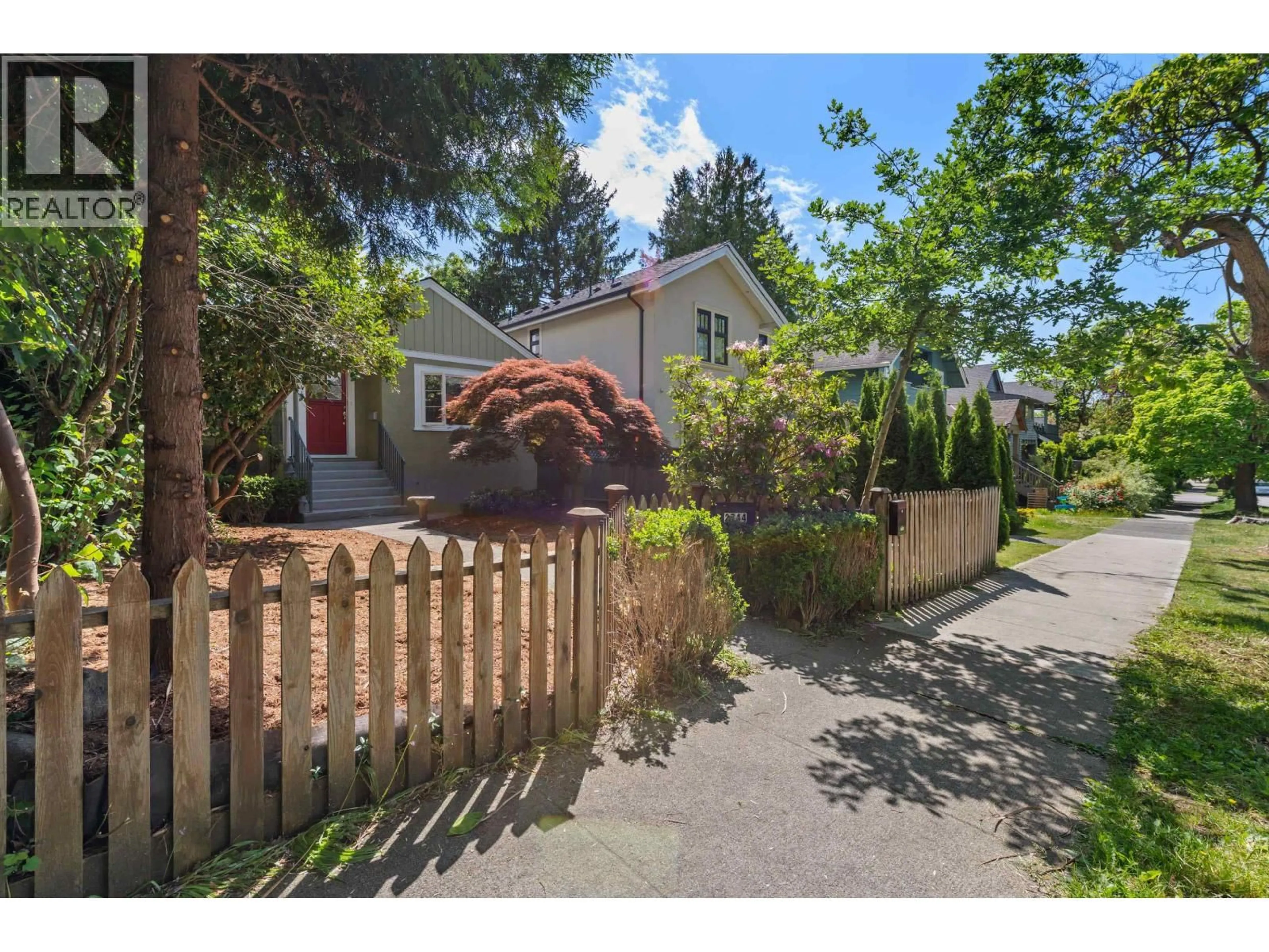 A pic from outside/outdoor area/front of a property/back of a property/a pic from drone, street for 2744 10TH AVENUE, Vancouver British Columbia V6K2J9