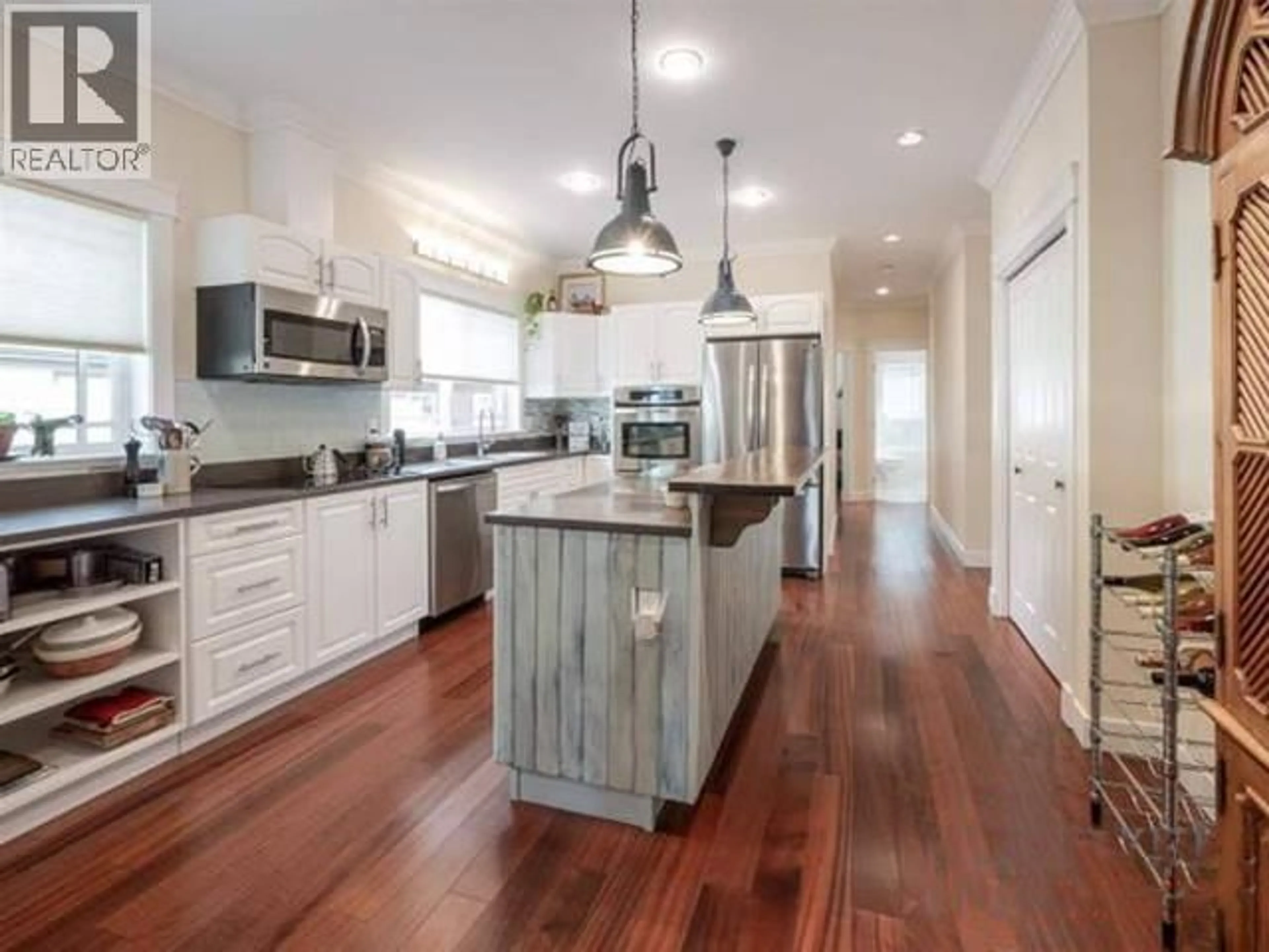 Open concept kitchen, wood/laminate floor for 758 GERUSSI LANE, Gibsons British Columbia V0N1V7
