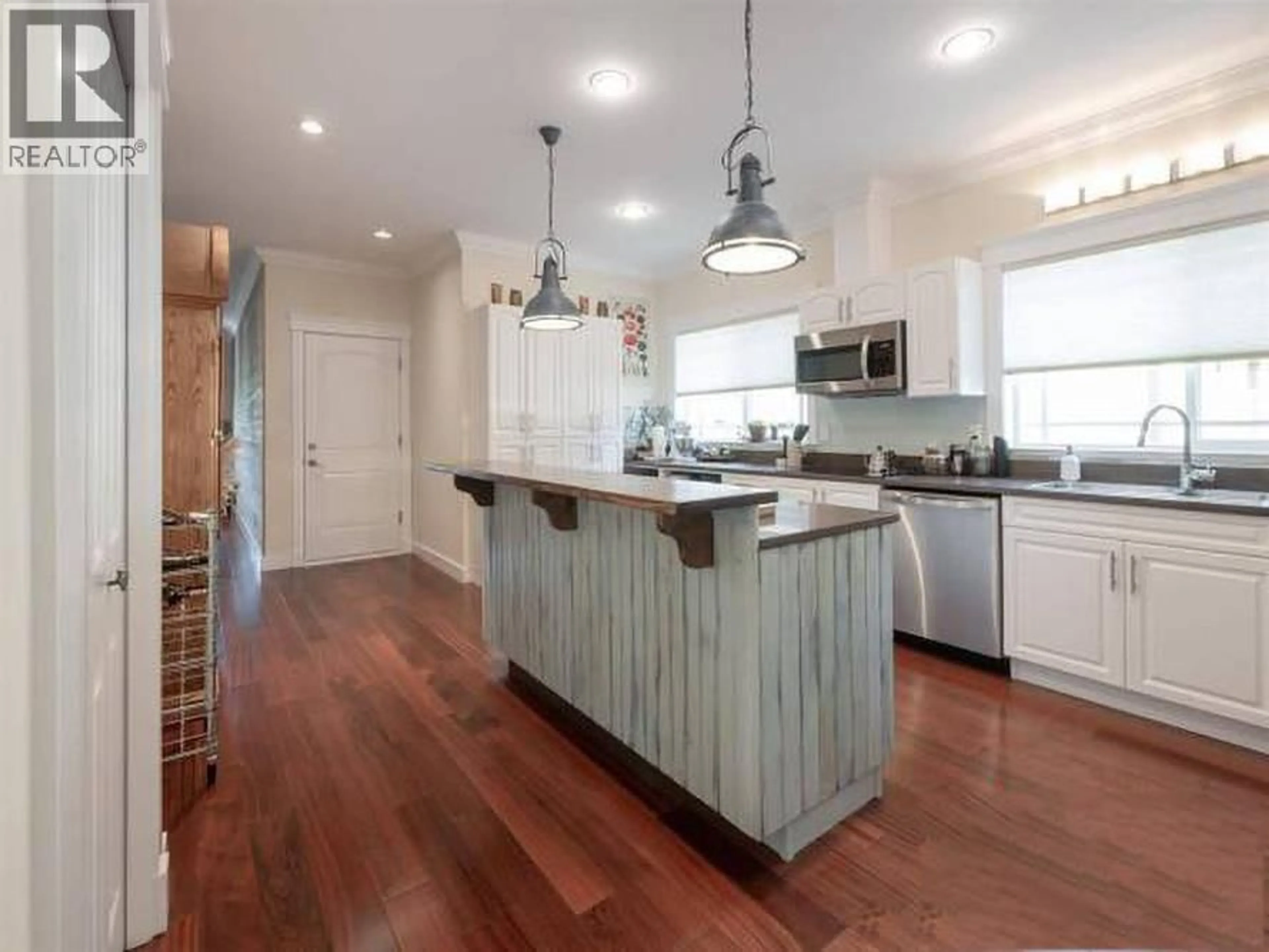 Open concept kitchen, wood/laminate floor for 758 GERUSSI LANE, Gibsons British Columbia V0N1V7