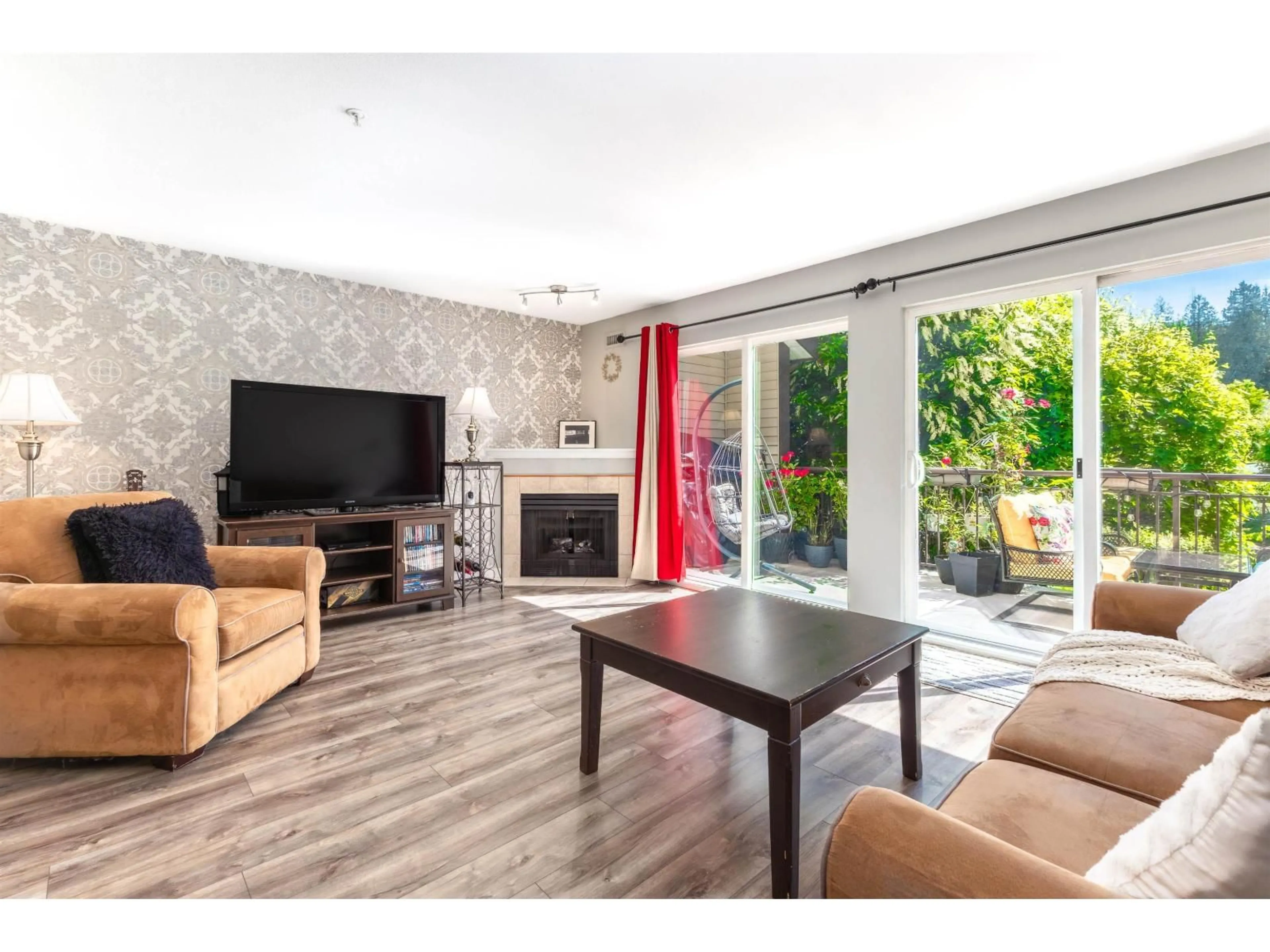 Living room with furniture, wood/laminate floor for 7 - 8814 216 STREET, Langley British Columbia V1M2Z9