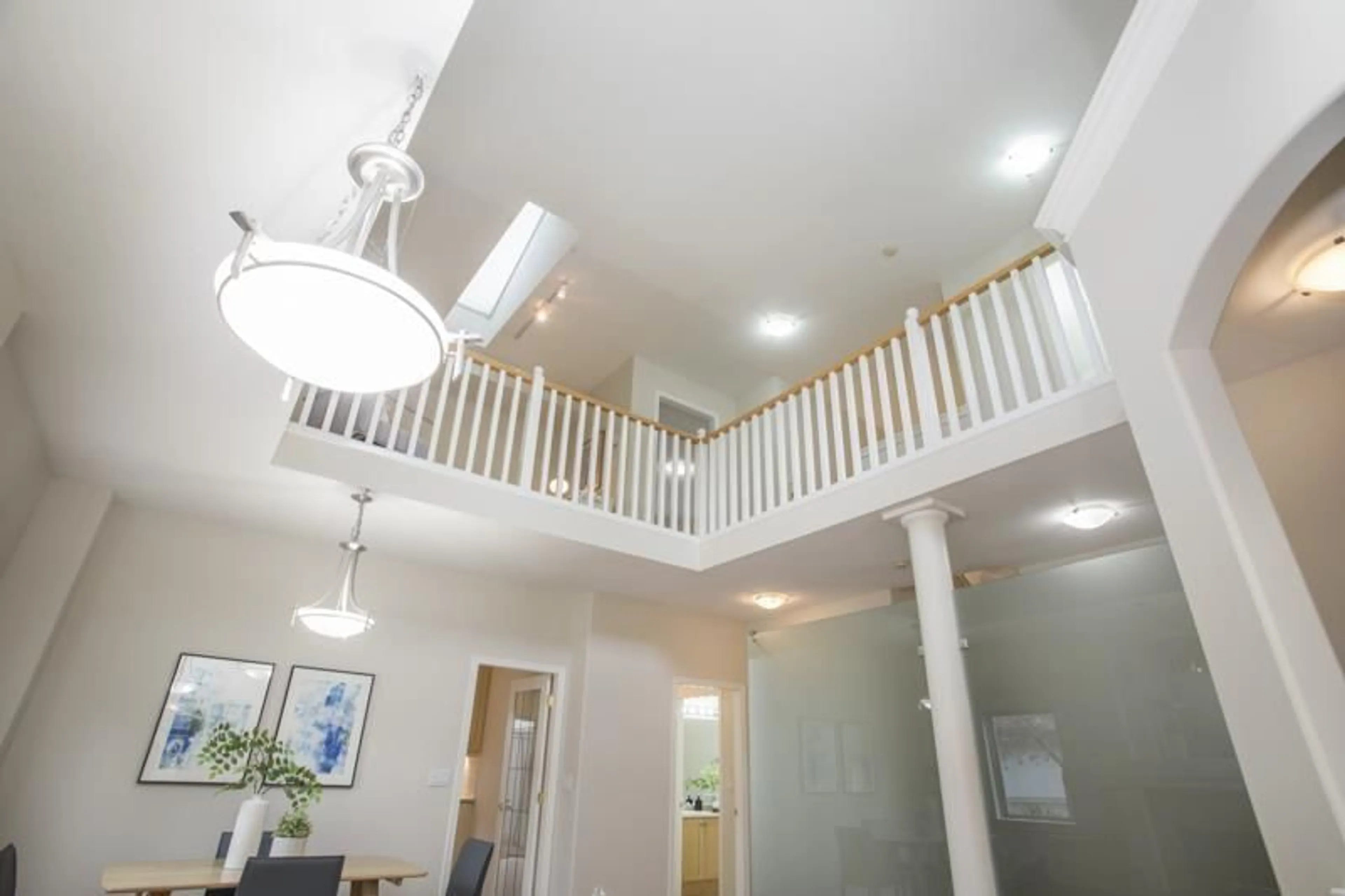 Indoor foyer for 7 - 3387 KING GEORGE BOULEVARD, Surrey British Columbia V4P1B7