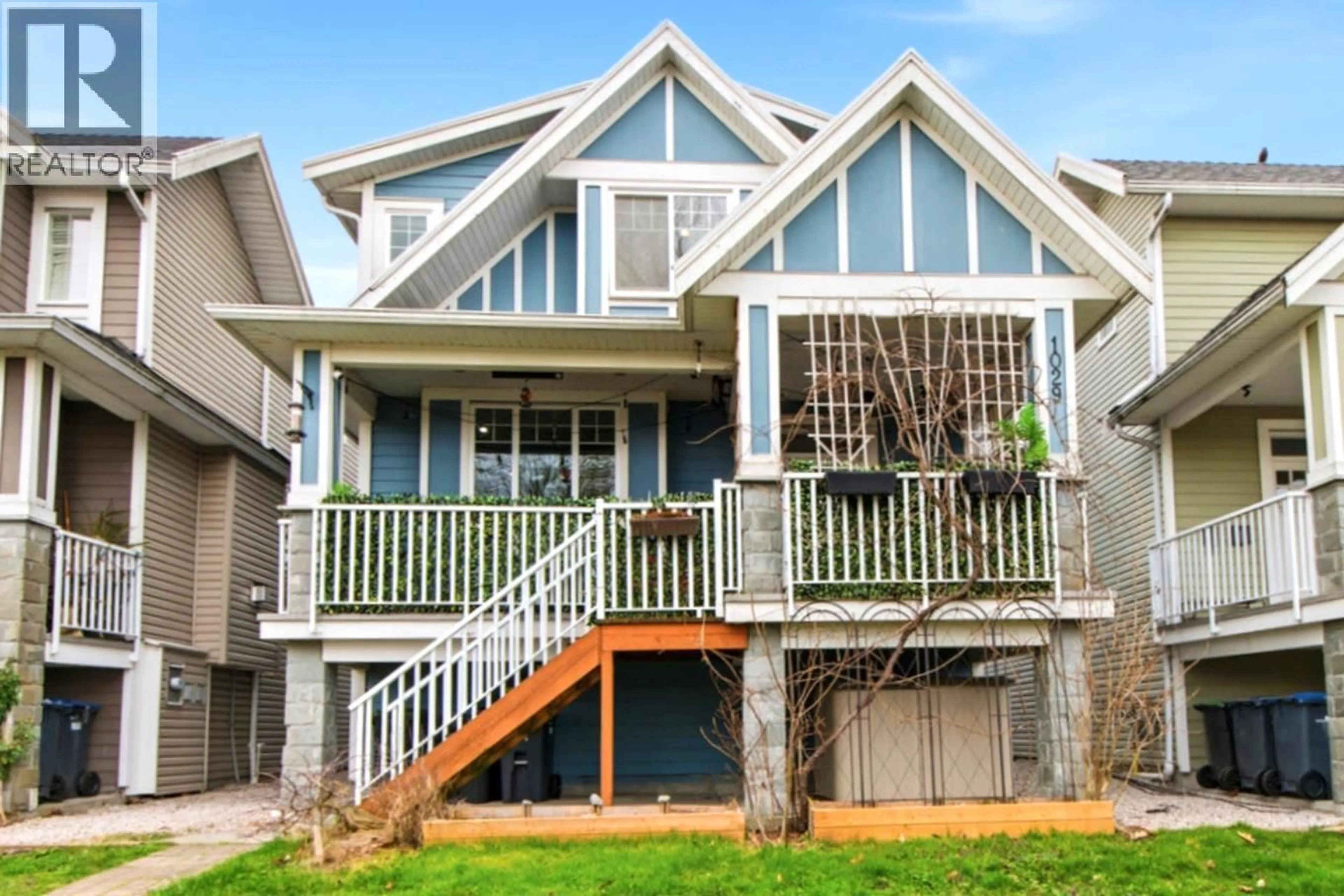 Home with vinyl exterior material, street for 1029 SALTER STREET, New Westminster British Columbia V3M0H5