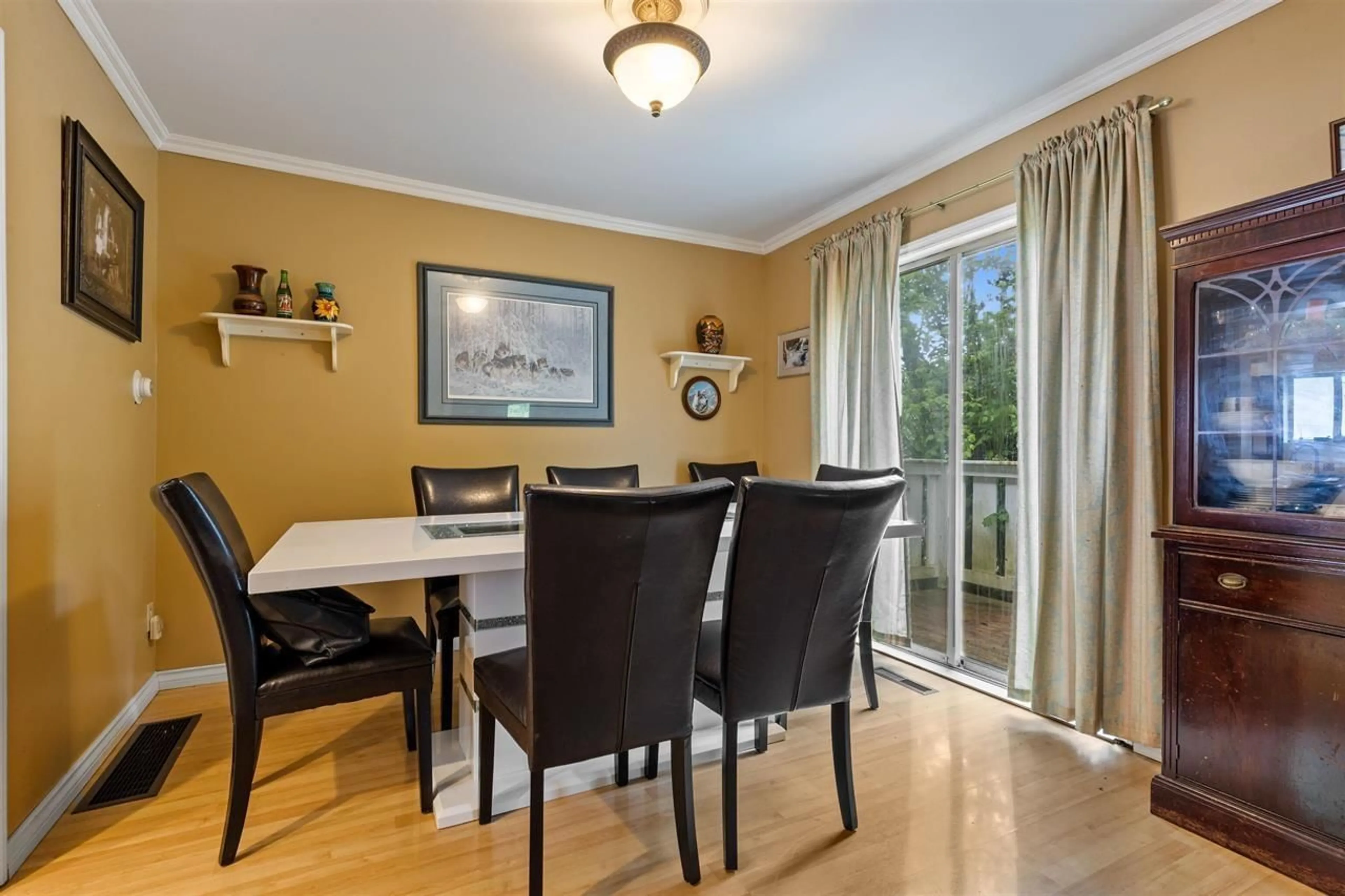 Dining room, wood/laminate floor for 6828 144 STREET, Surrey British Columbia V3W5R7