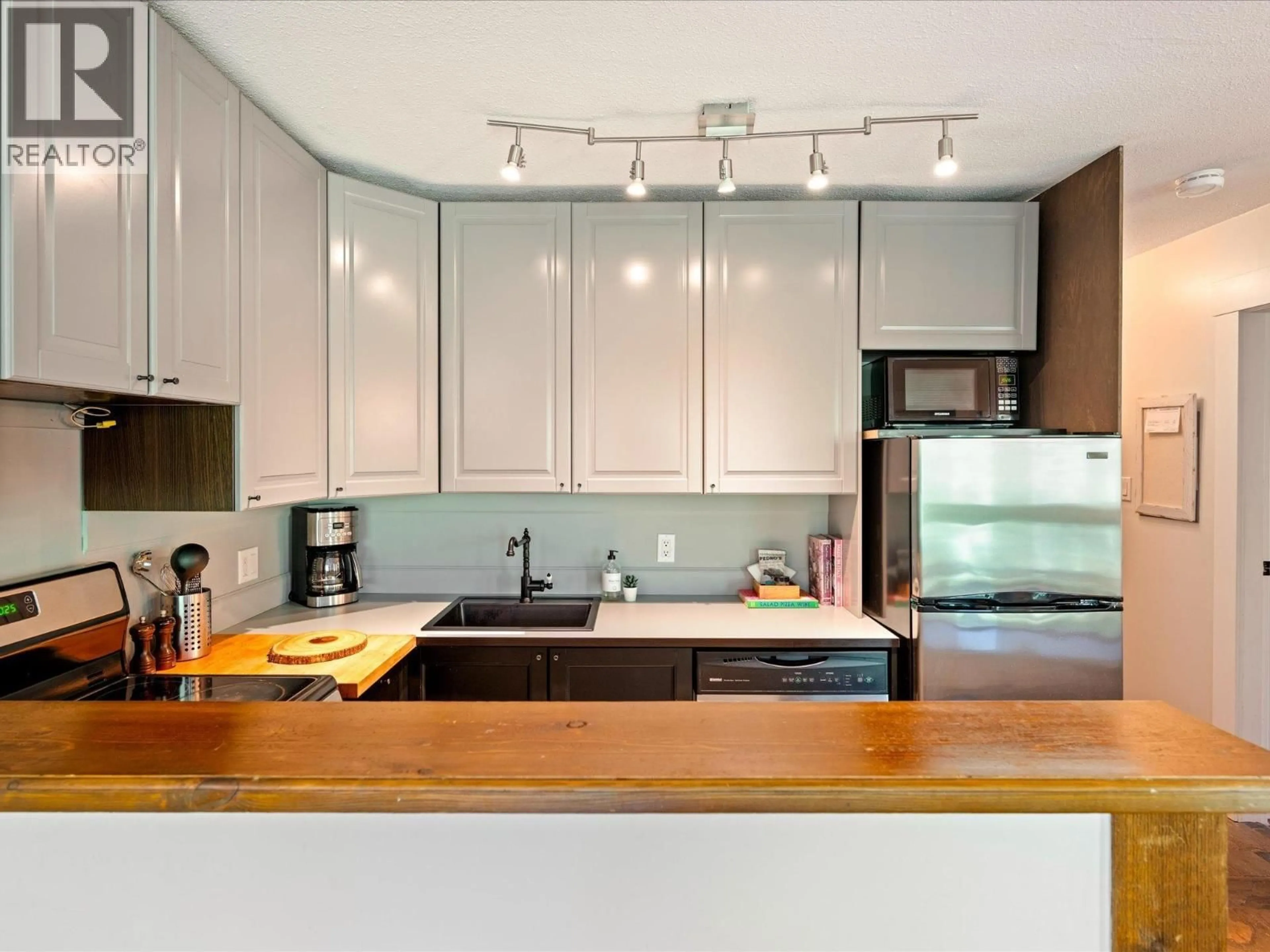 Contemporary kitchen, unknown for 1 - 2240 GONDOLA WAY, Whistler British Columbia V8E0N1