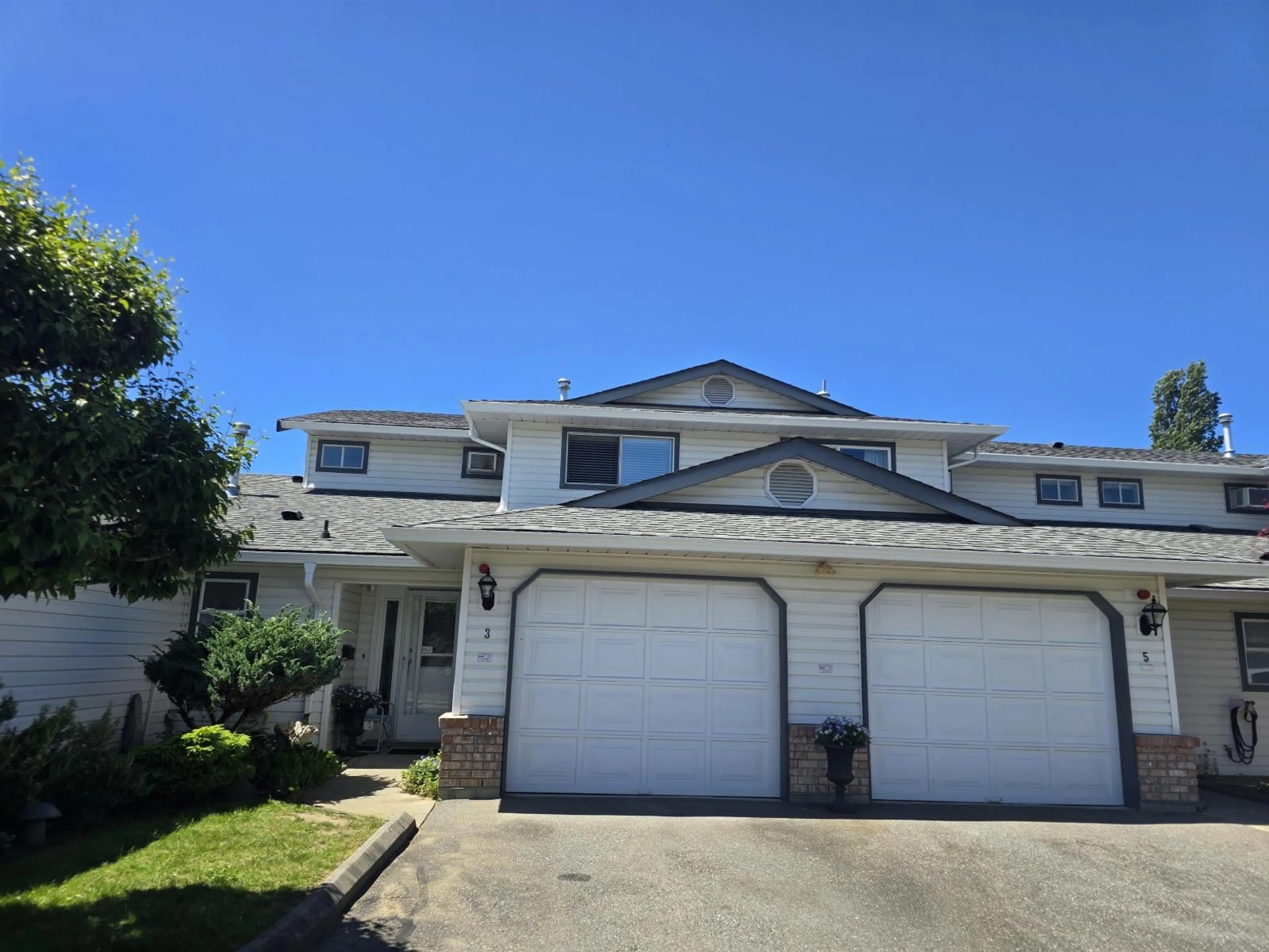 A pic from outside/outdoor area/front of a property/back of a property/a pic from drone, street for 3 - 32165 7TH AVENUE, Mission British Columbia V2V1Z0