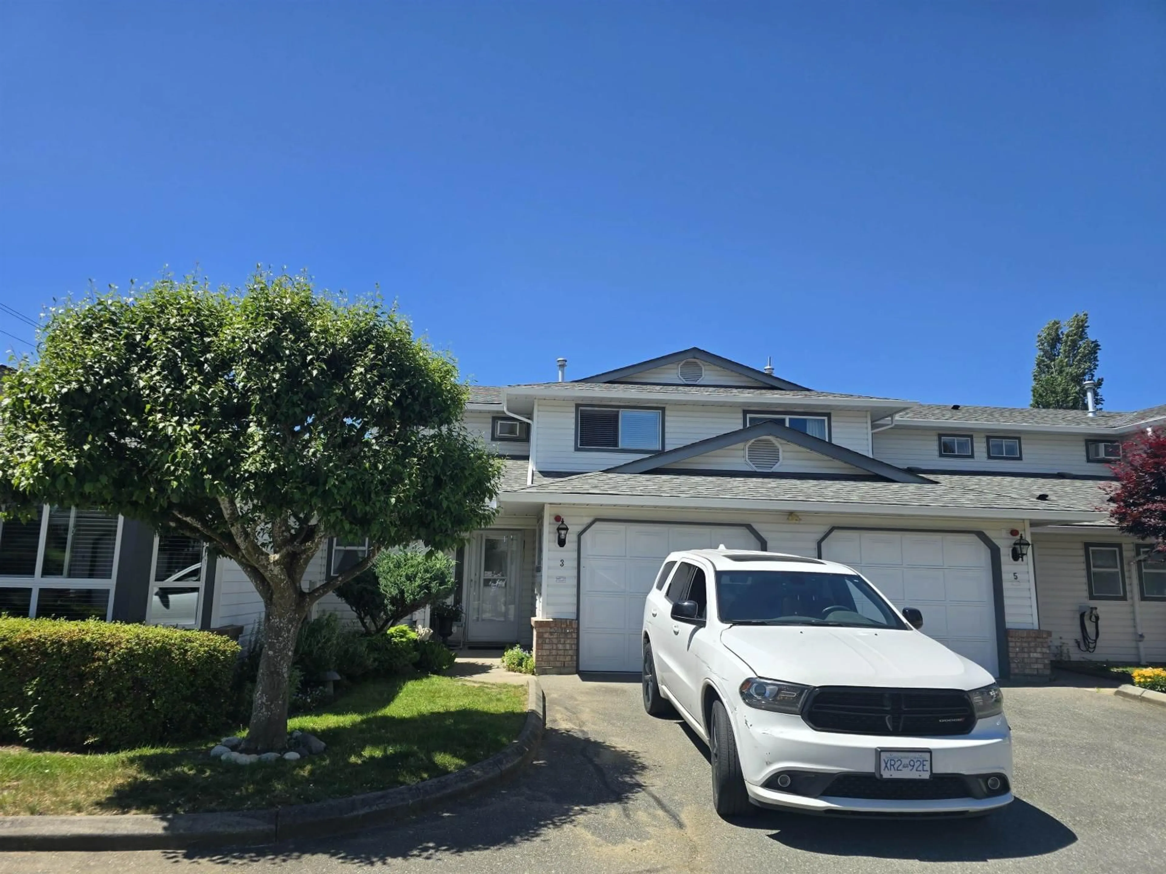 A pic from outside/outdoor area/front of a property/back of a property/a pic from drone, street for 3 - 32165 7TH AVENUE, Mission British Columbia V2V1Z0