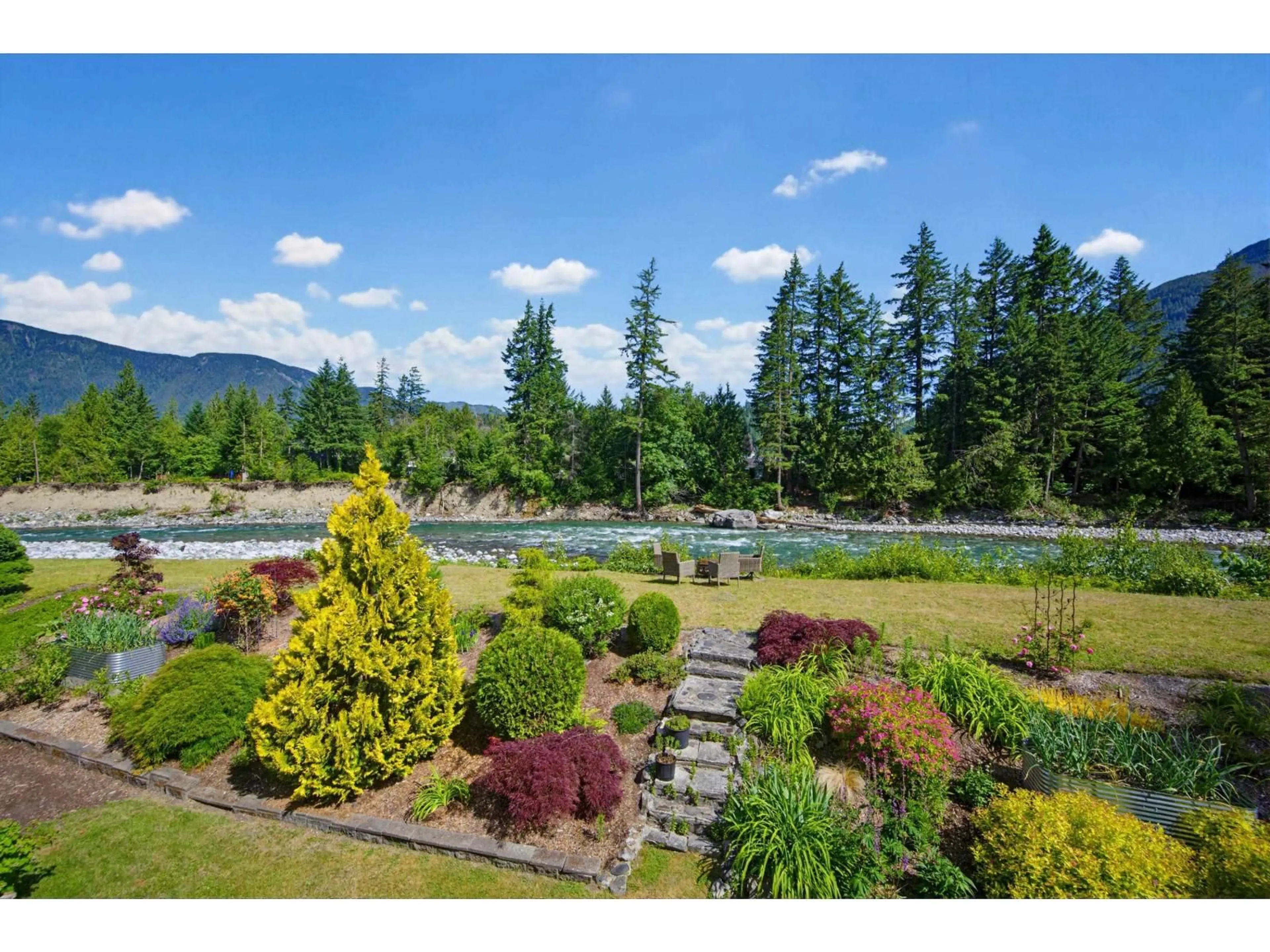 A pic from outside/outdoor area/front of a property/back of a property/a pic from drone, unknown for 120 ROBERTSON CRESCENT, Hope British Columbia V0X1L4