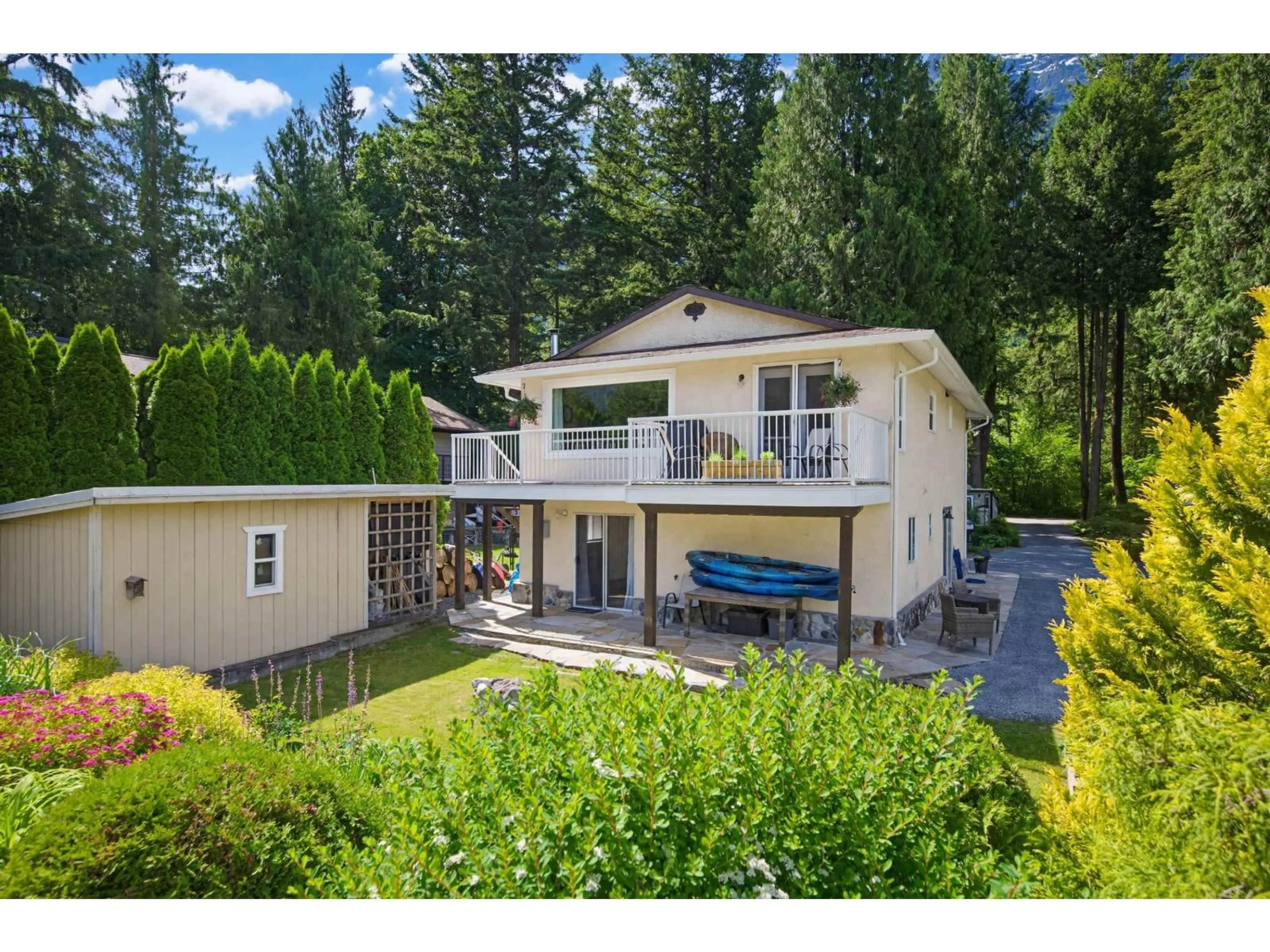 A pic from outside/outdoor area/front of a property/back of a property/a pic from drone, water/lake/river/ocean view for 120 ROBERTSON CRESCENT, Hope British Columbia V0X1L4